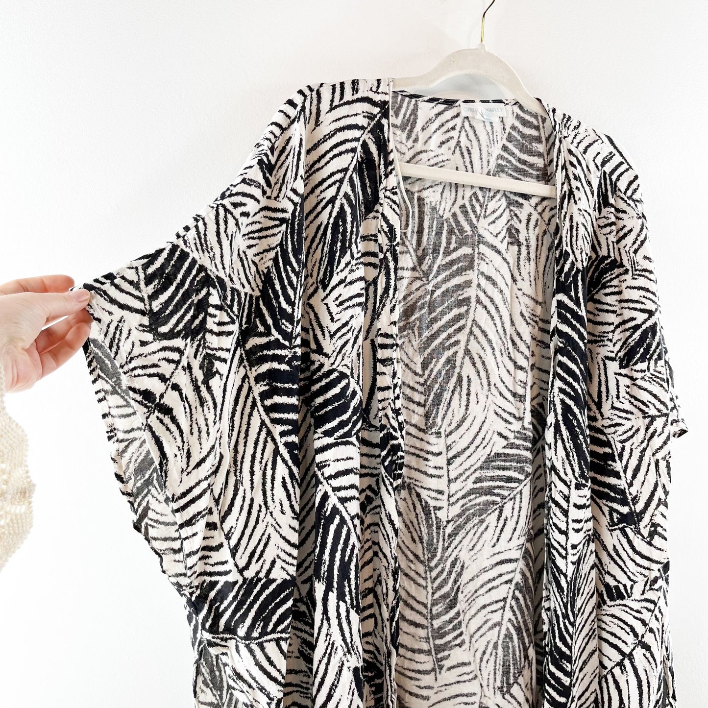 Cynthia Rowley Leaf Print Short Sleeve Midi Kimono Cover Up White Black One Size