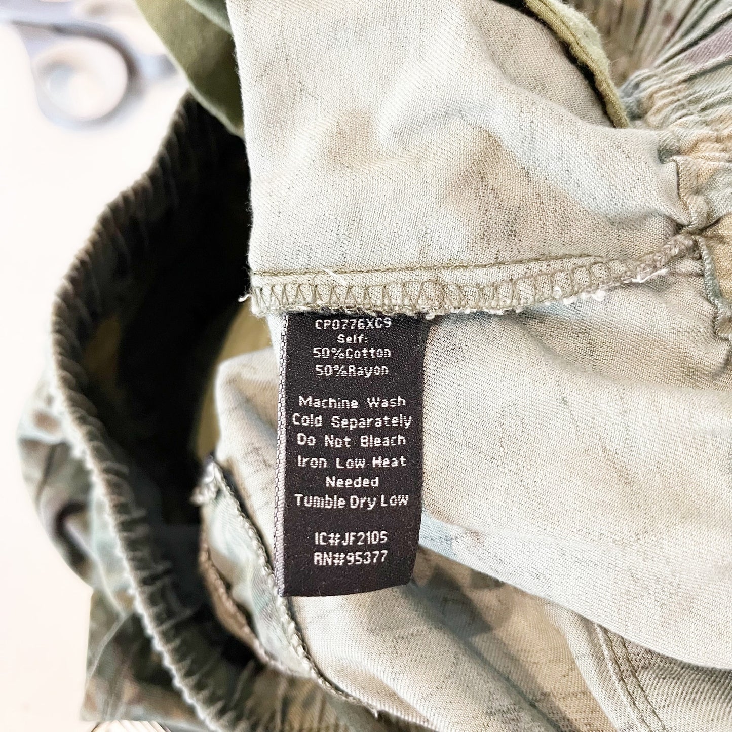 Sanctuary Camo Foliage Cargo High Rise Jogger Pants Green 27 / 4