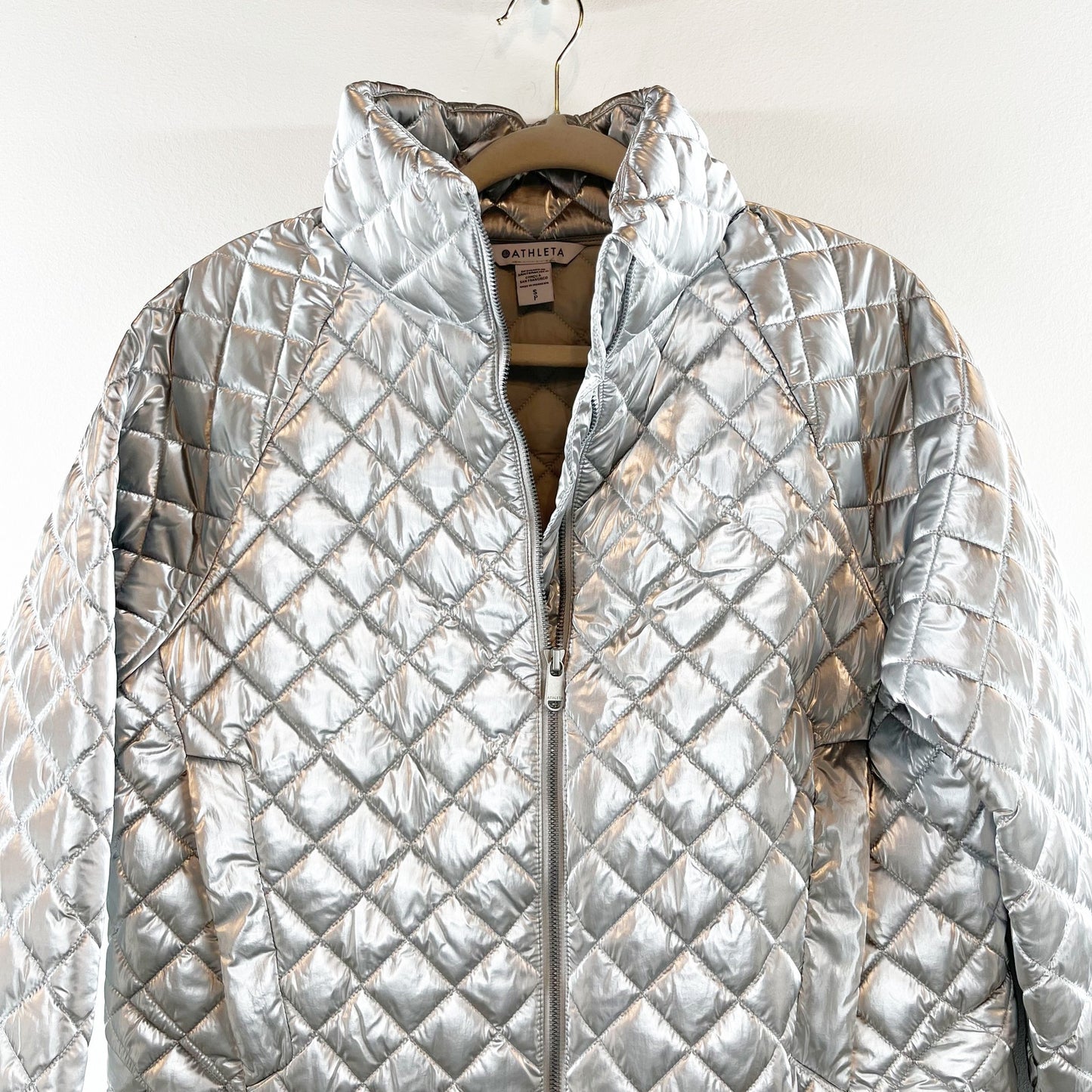 Athleta Whisper Featherless Quilted Metallic Jacket Silver Small