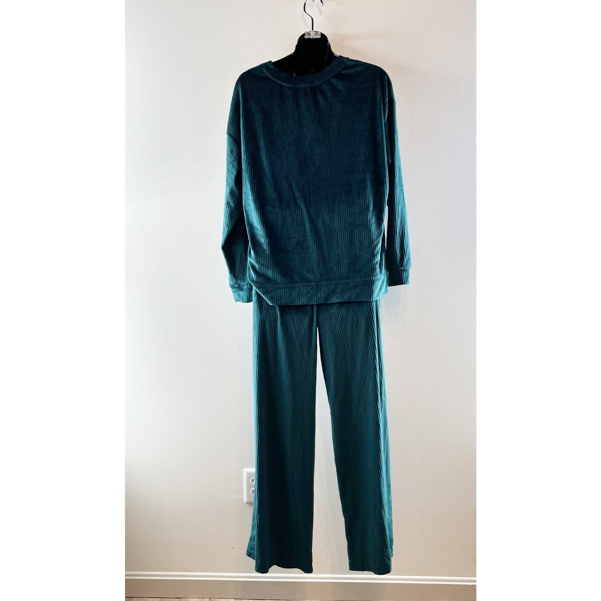 Z Supply Ribbed Velour Crewneck Sweatshirt and Pants Lounge Matching Set Green