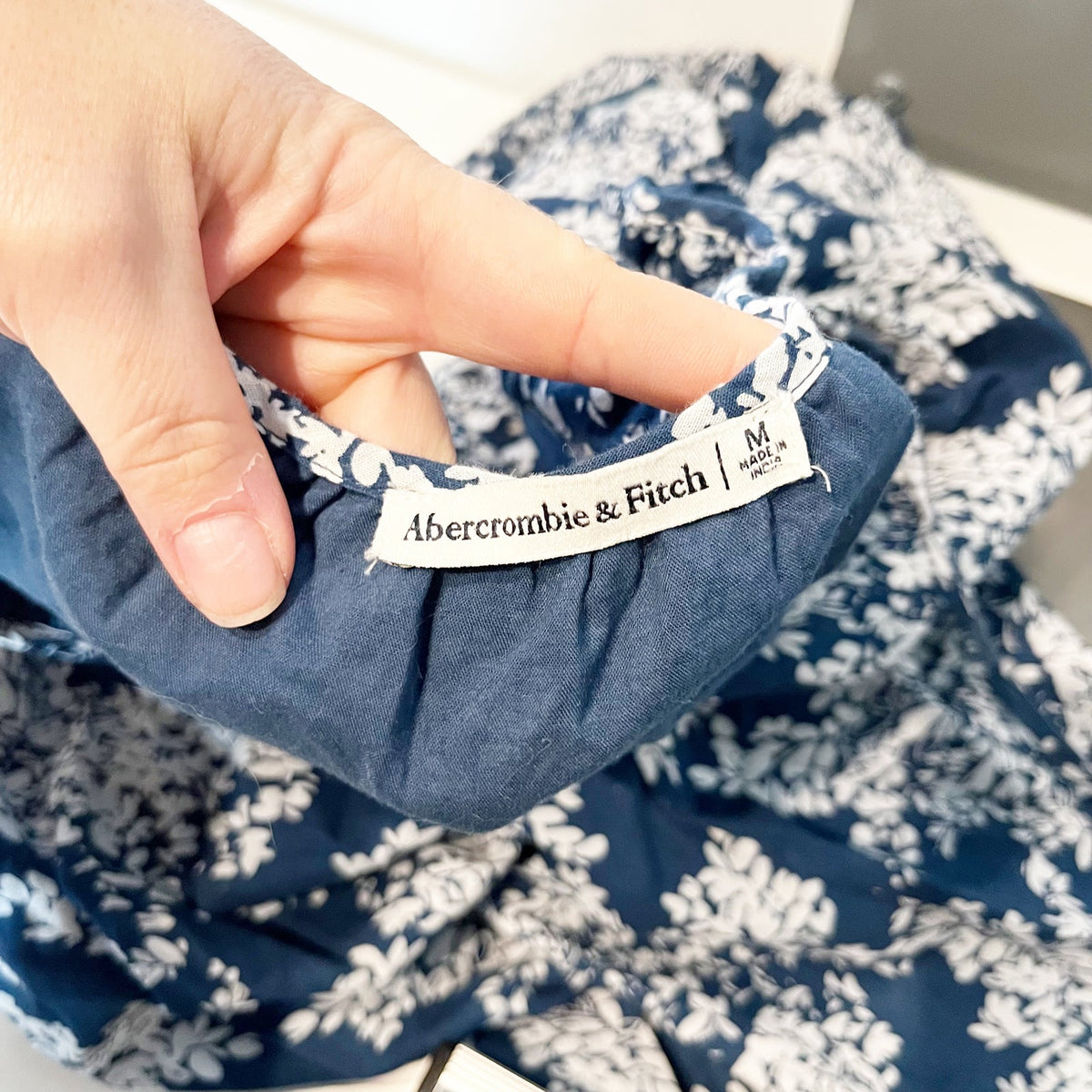 Abercrombie & Fitch Floral Puff Sleeve V-Neck Blouse Top Blue White Medium