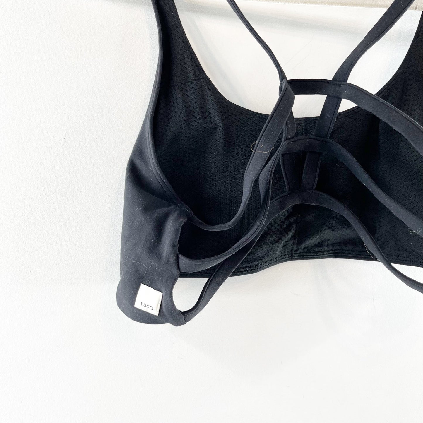 Vuori Yosemite Scoop Neck Strappy Back Sports Bra Black Large
