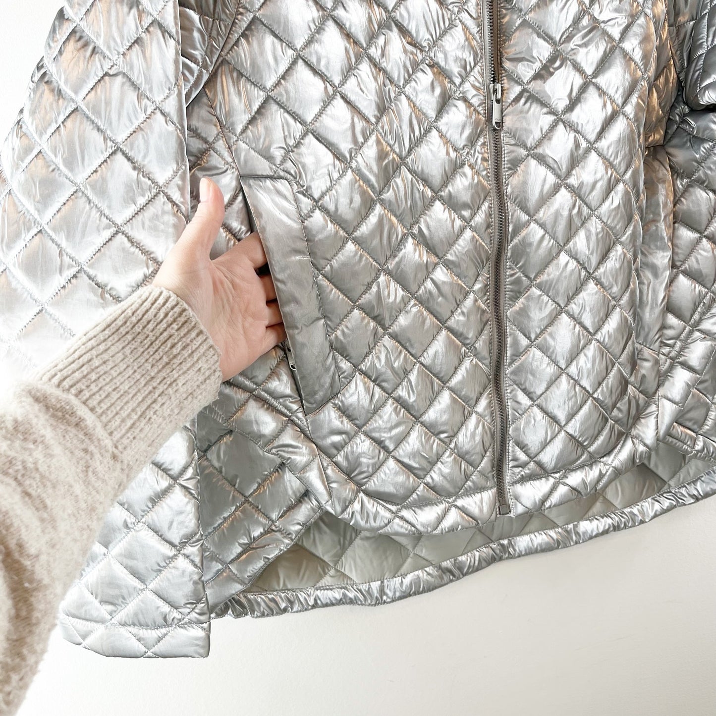 Athleta Whisper Featherless Quilted Metallic Jacket Silver Small