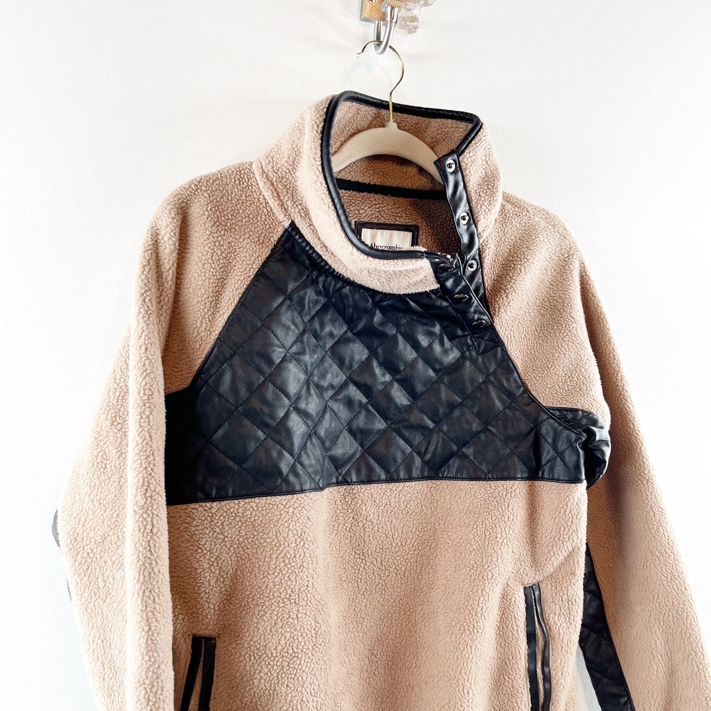 Abercrombie & Fitch Asymmetrical Snap Quilted Fleece Jacket Tan Black XS