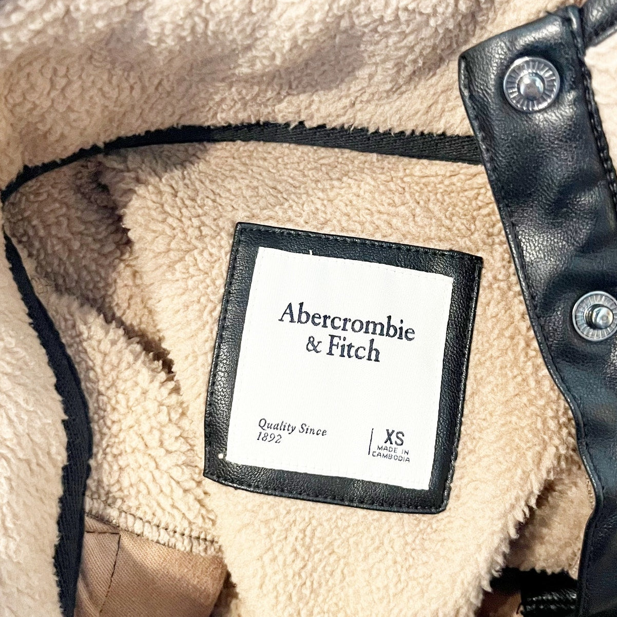 Abercrombie & Fitch Asymmetrical Snap Quilted Fleece Jacket Tan Black XS