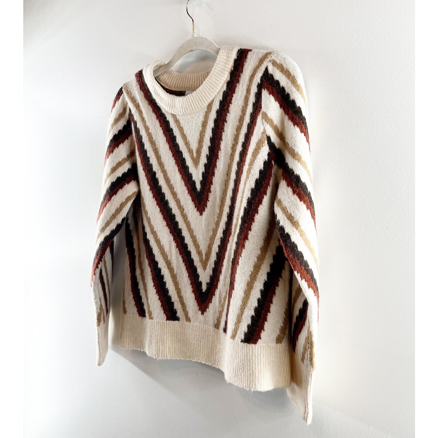 Evereve Long Sleeve Crewneck Chevron Striped Sweater Cream Maroon Medium