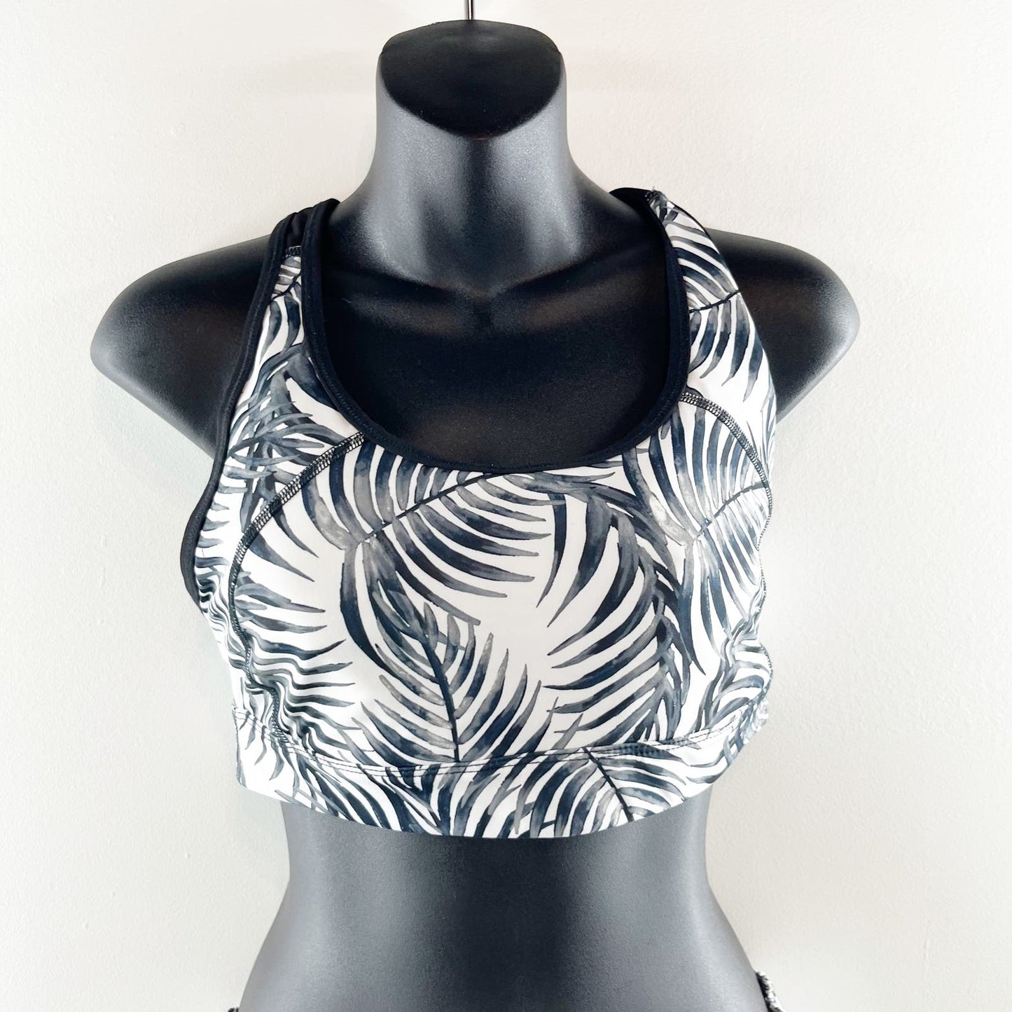 Xersion Matching Sports Bra and Active Running Palm Leaf Shorts White Black S/M