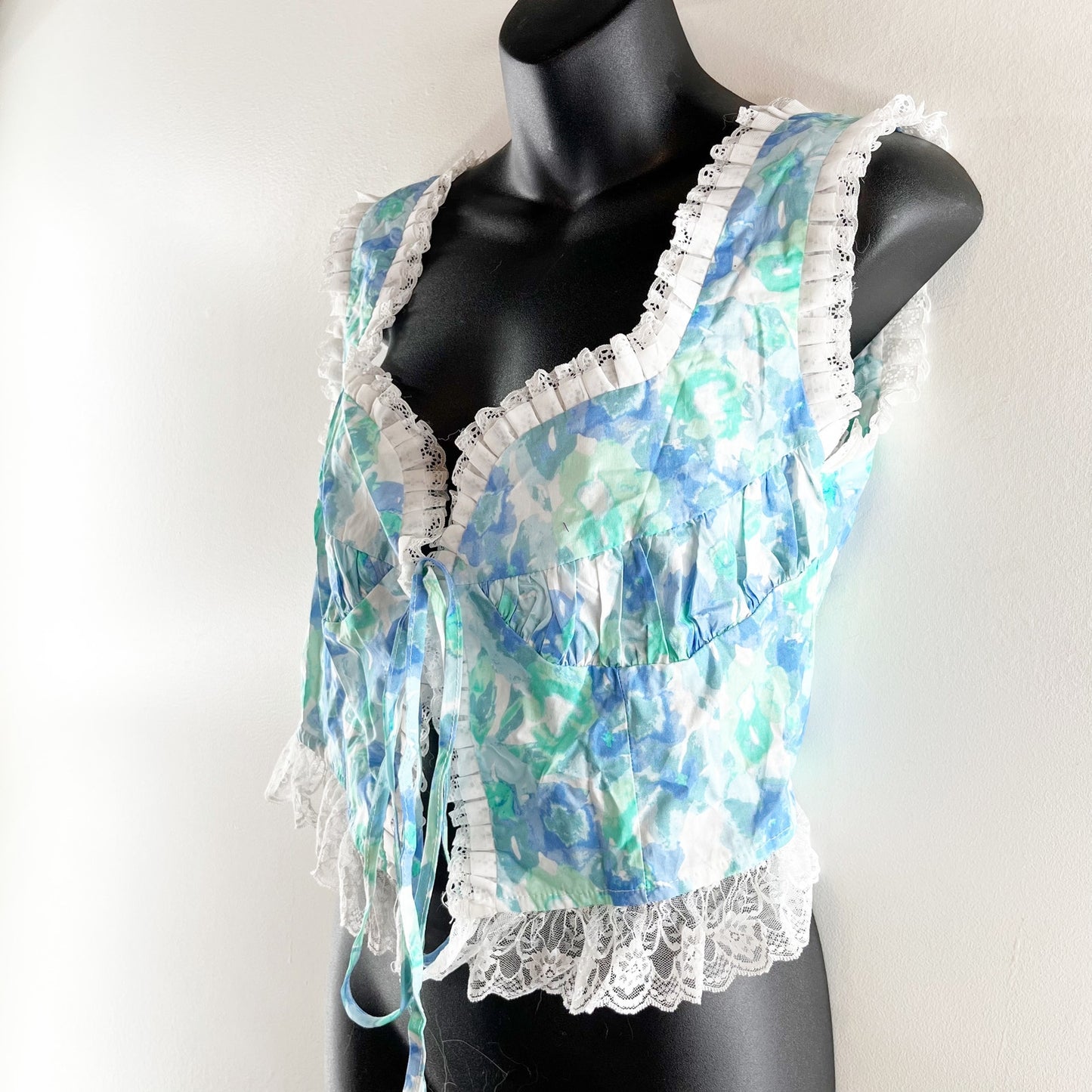 Love + Harmony Sleeveless Floral Tie Front Crop Lace Trim Tank Top Blue Medium