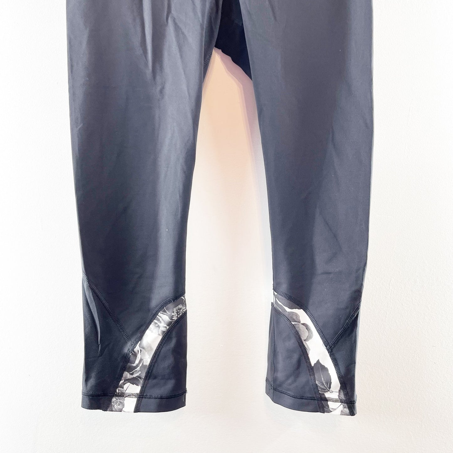 Lululemon Run Inspire Crop Leggings Yoga Running Pants Black Floral Gray 8