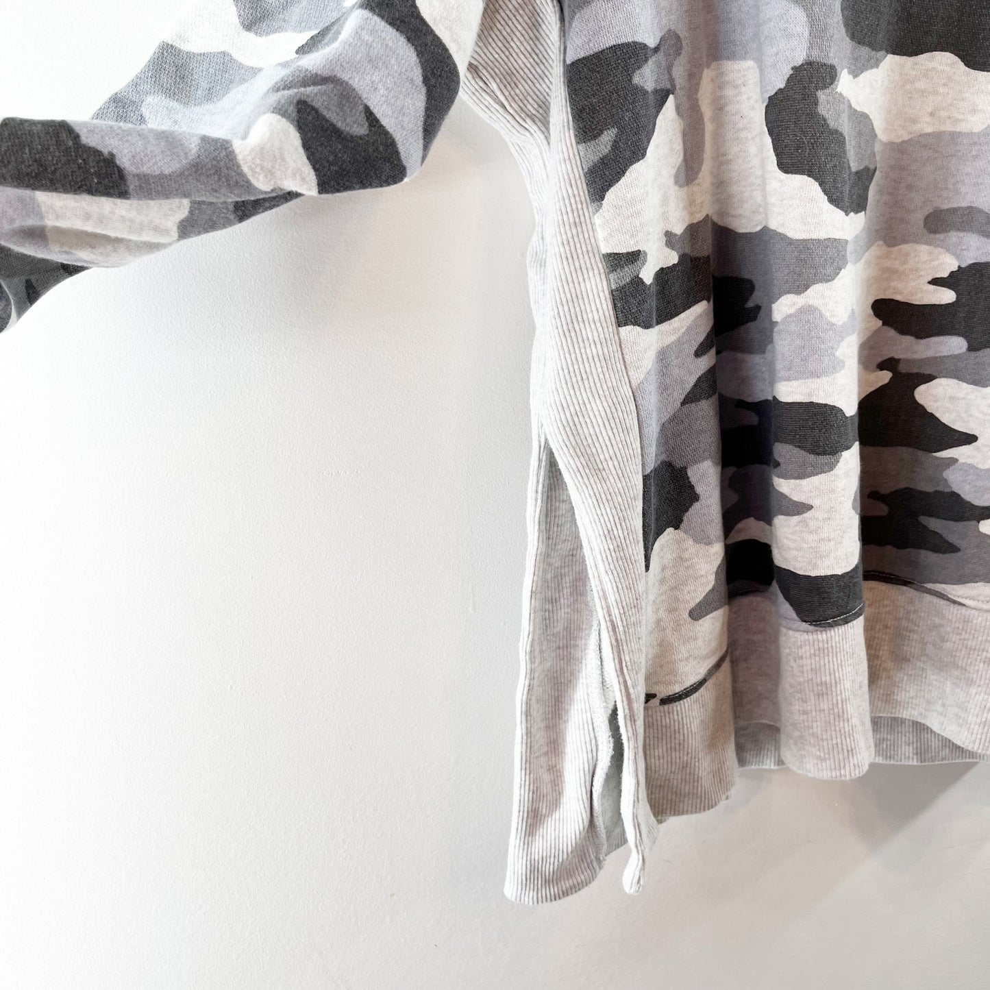 Aerie Oversized Long Sleeve Crewneck Camo Sweatshirt Gray Large