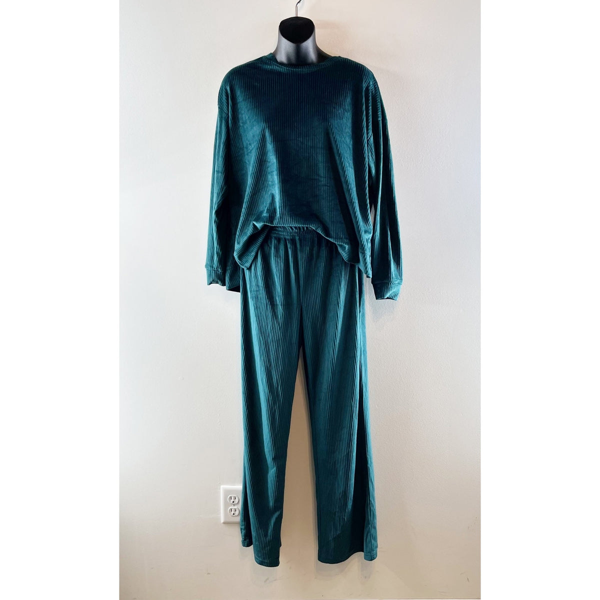 Z Supply Ribbed Velour Crewneck Sweatshirt and Pants Lounge Matching Set Green