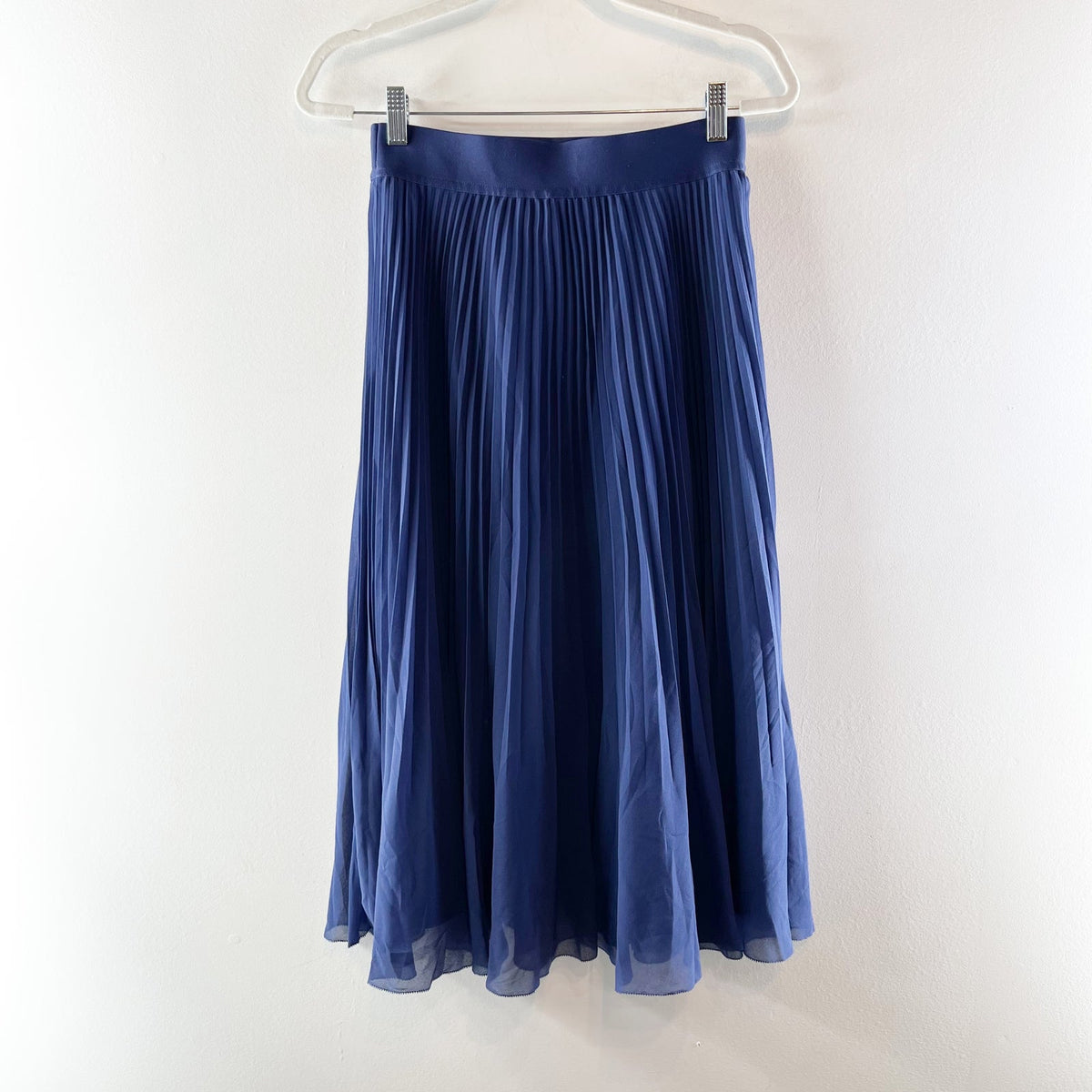 Wilfred by Aritzia Twirl High Waisted Pleated Chiffon Midi Skirt Navy Blue Small