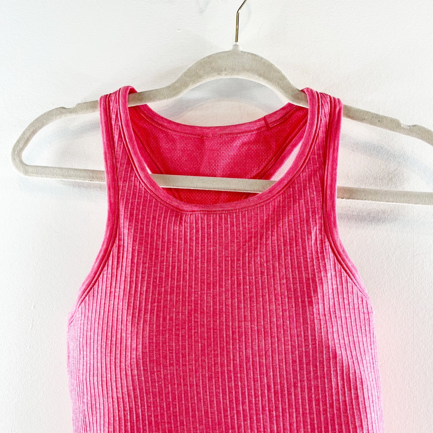 Lululemon Ebb to Street Cropped Racerback Tank Top Lip Gloss 6