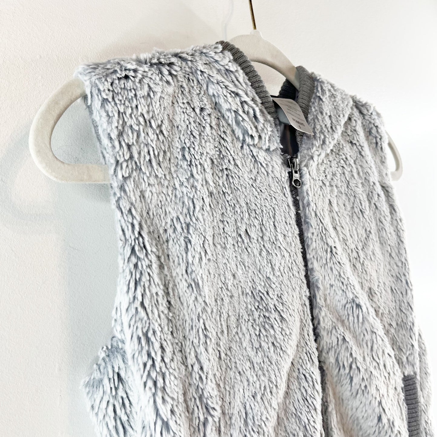 Patagonia Conejo Fuzzy Fleece Faux Fur Hooded Vest Gray Small