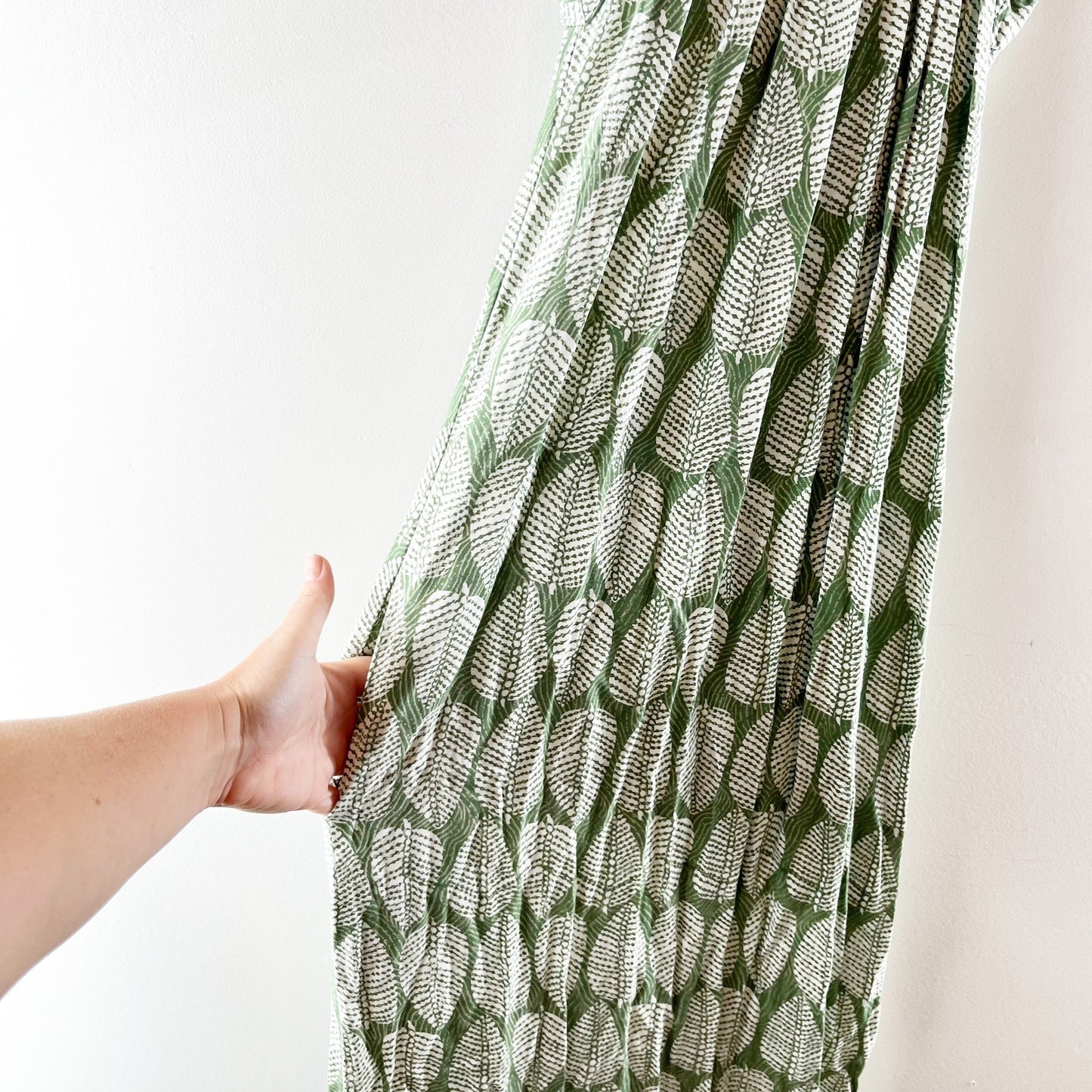 Tybee Island Leaf Print Sleeveless Halter Neck Maxi Sundress Green White Medium