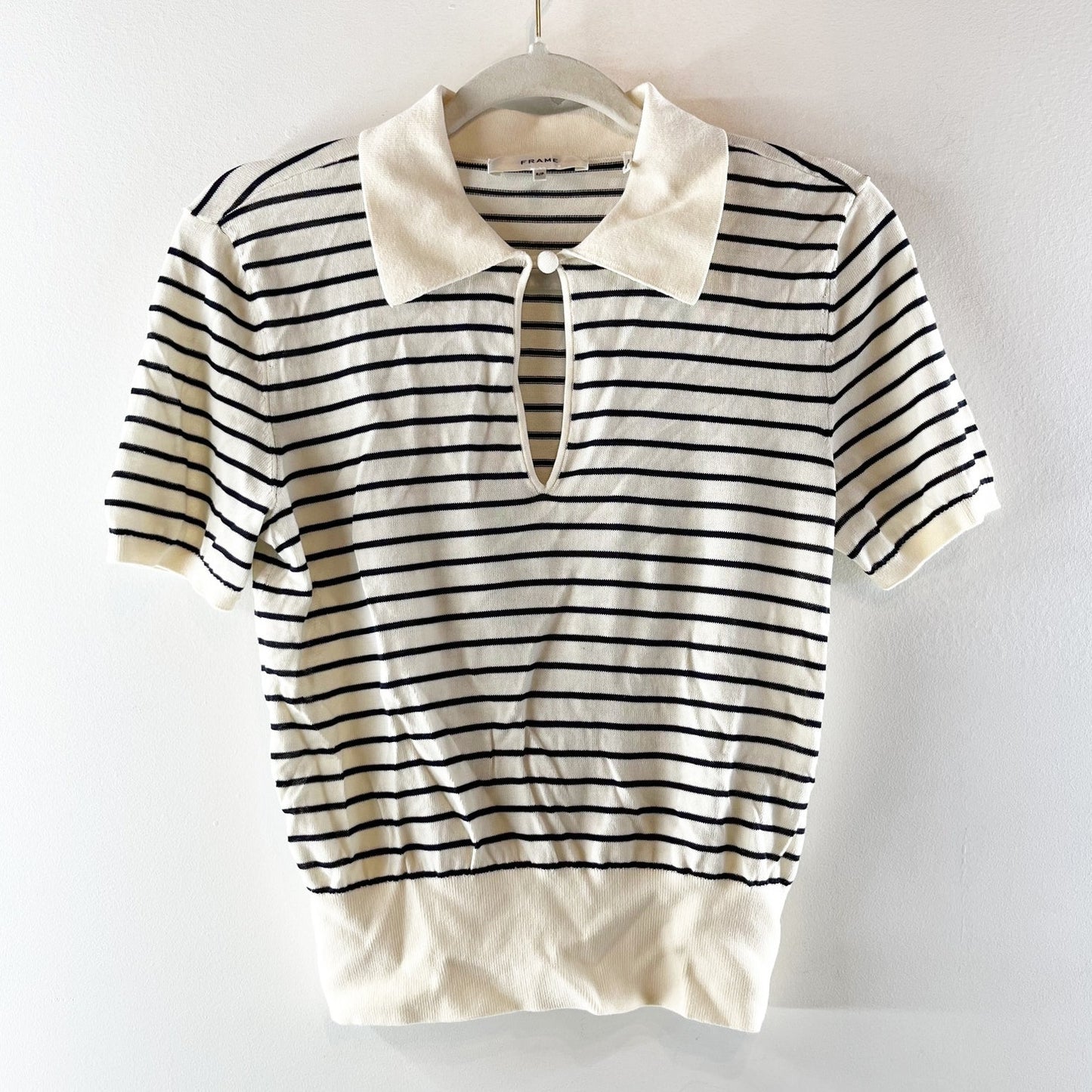 FRAME The Keyhole Polo Striped Short Sleeve Knit Top in Cream Multi Small