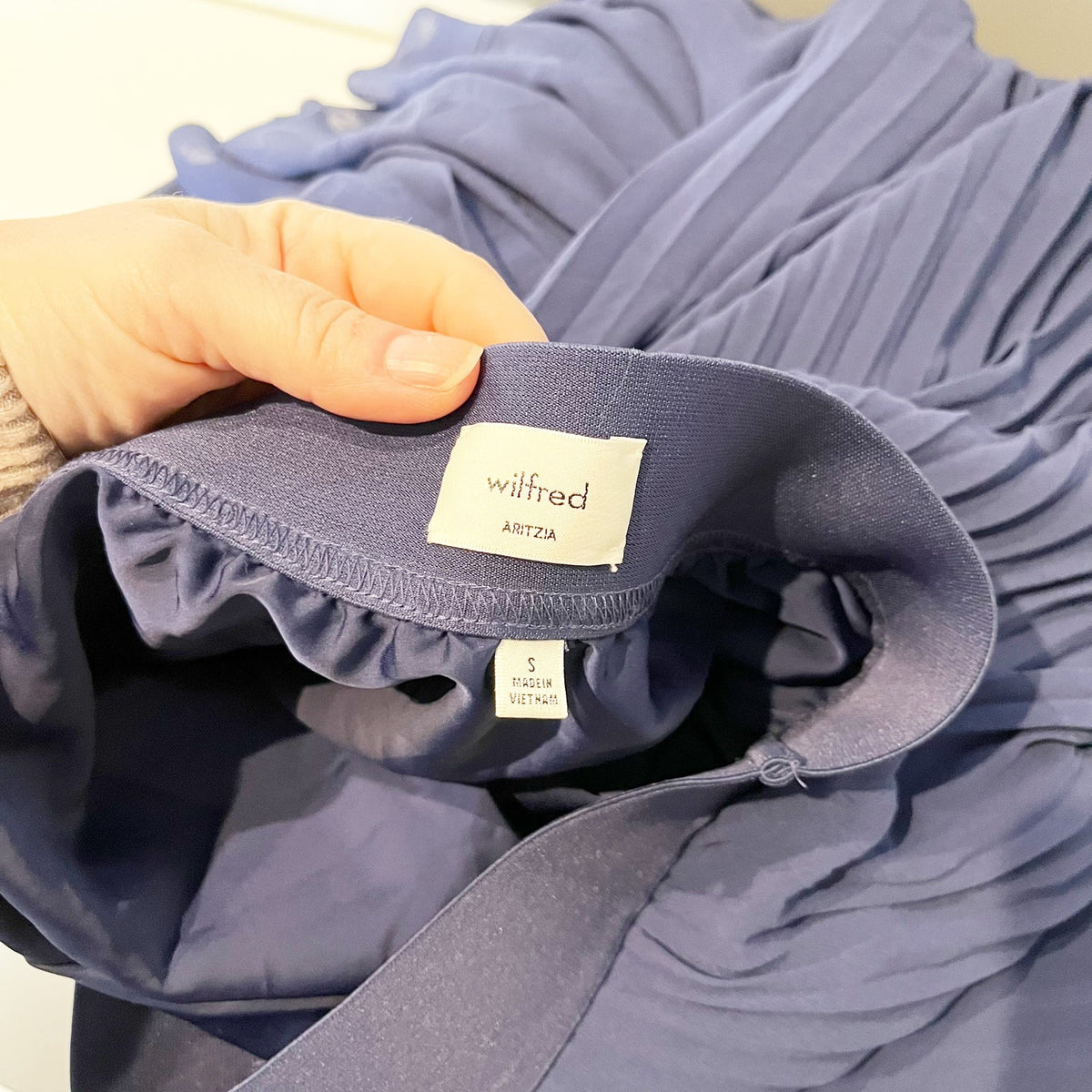 Wilfred by Aritzia Twirl High Waisted Pleated Chiffon Midi Skirt Navy Blue Small