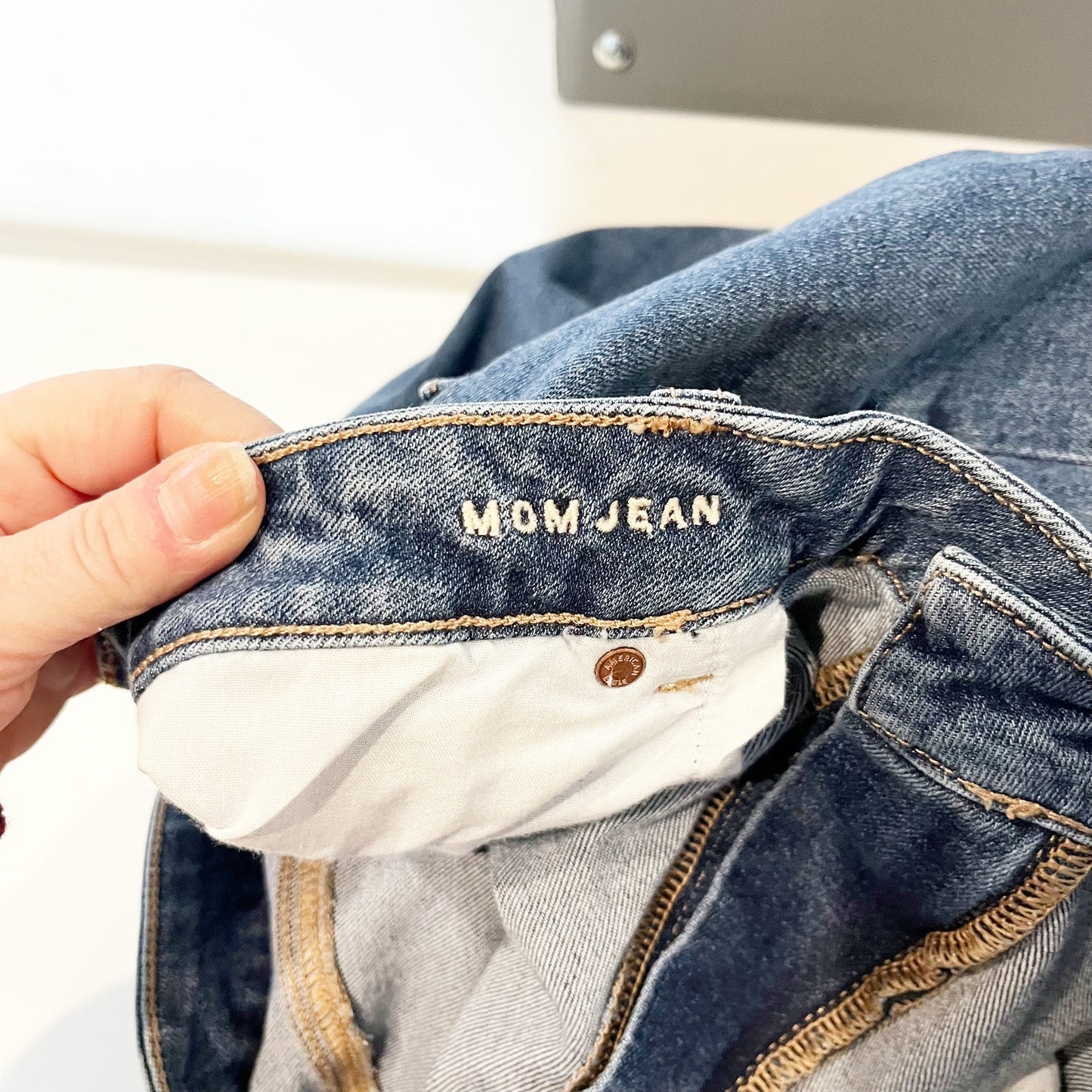 American Eagle High Rise Mom Jeans Medium Wash Blue 16