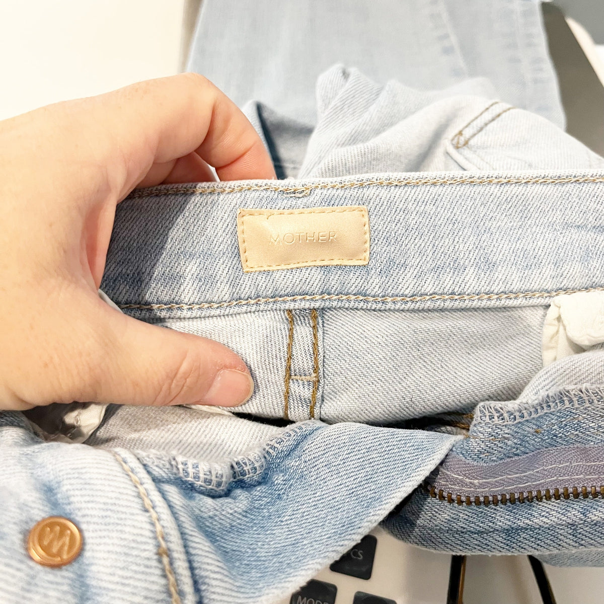Mother The Mid Rise Dazzler Crop Fray Hem Jeans Sun Kissed Light Wash Blue 25