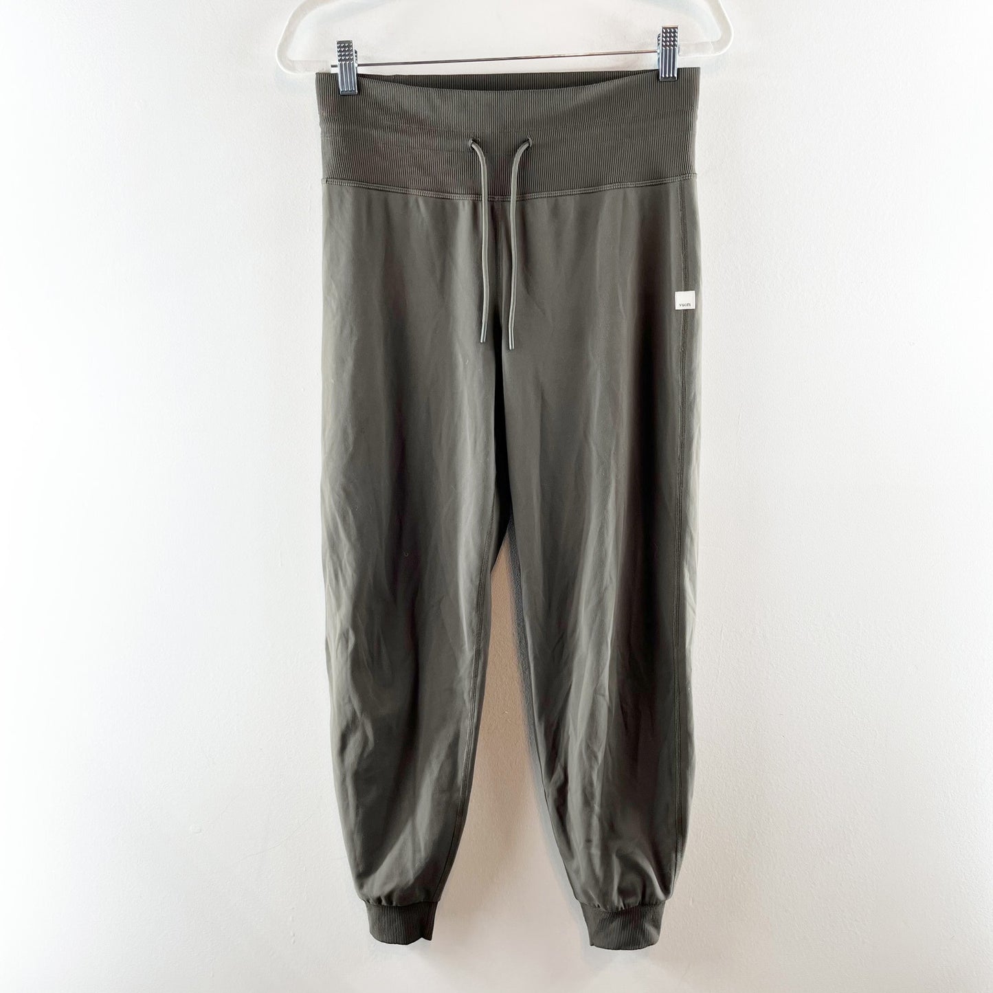 Vuori Daily High Rise Jogger Leggings in Oregano Green Medium