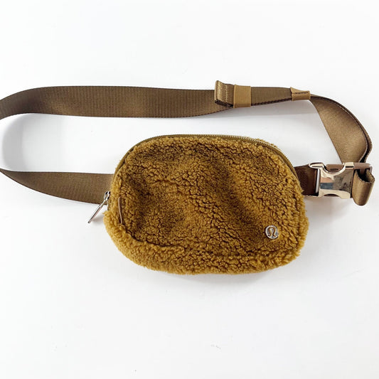 Lululemon Everywhere Belt Bag Fleece Sherpa Brown Caramel