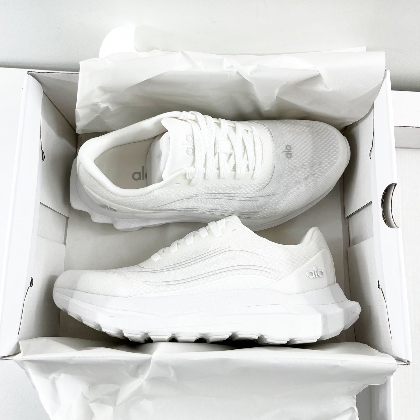 Alo Runner Lace Up Running Performance Shoes Sneakers White 7.5