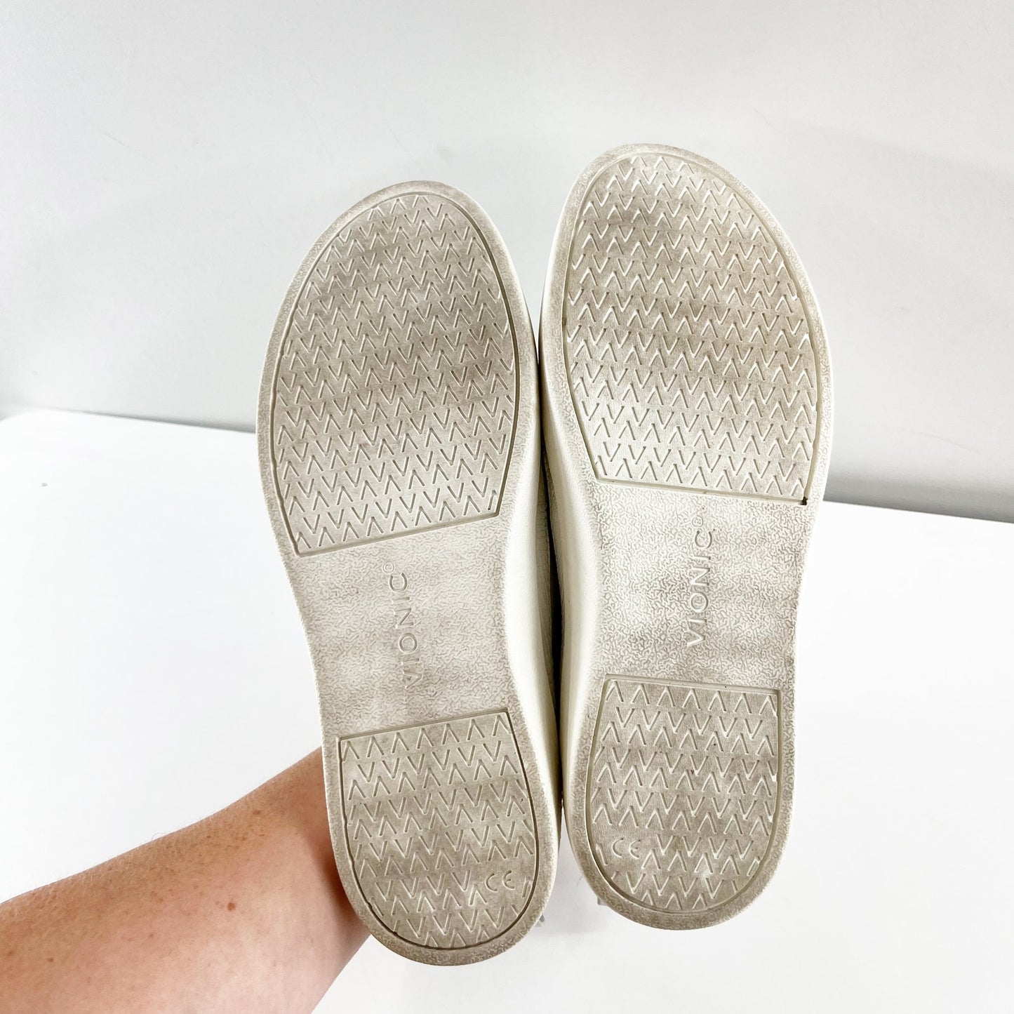 Vionic Zinah Leather Round Toe Flat Slip On Casual Sneaker White 7.5