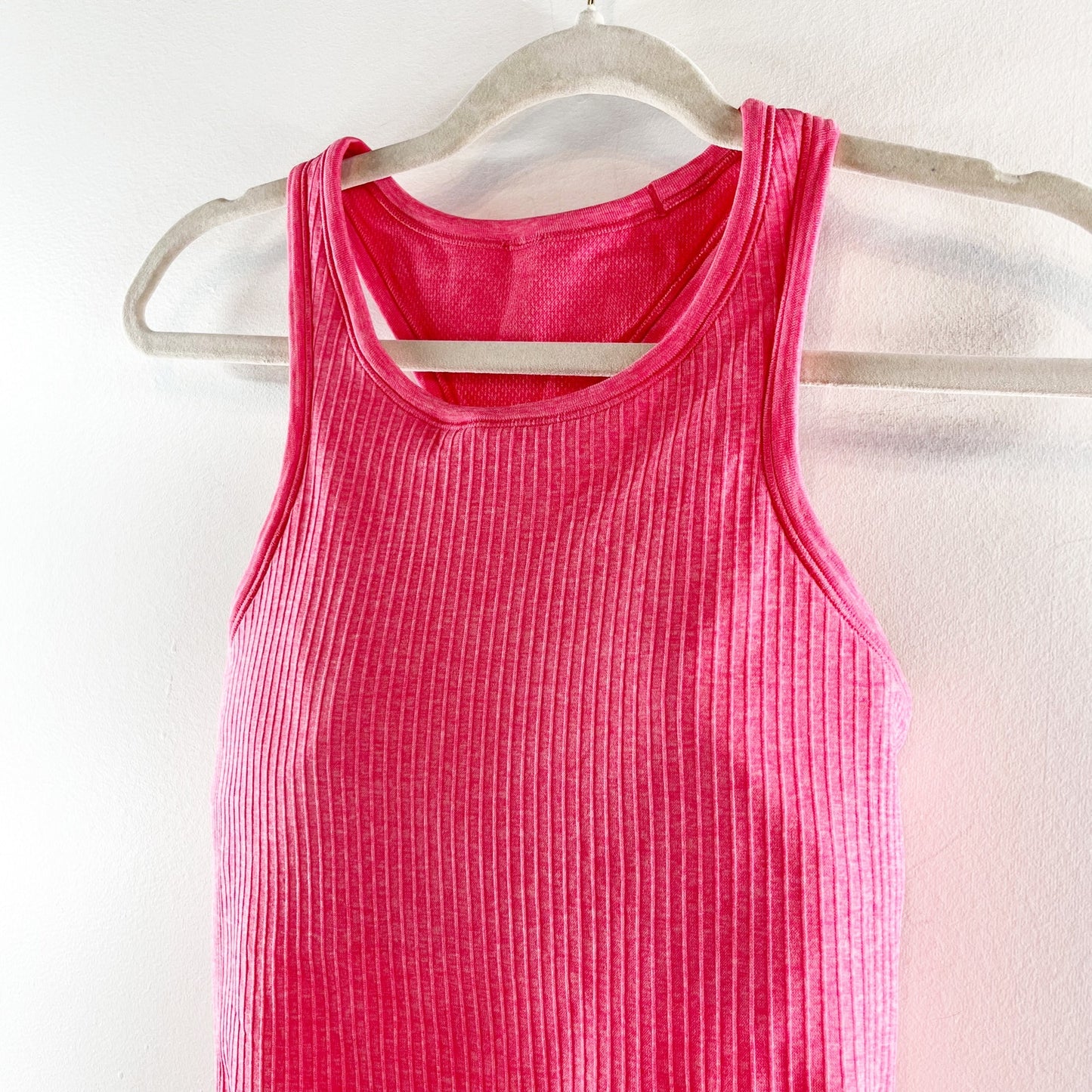 Lululemon Ebb to Street Cropped Racerback Tank Top Lip Gloss 6