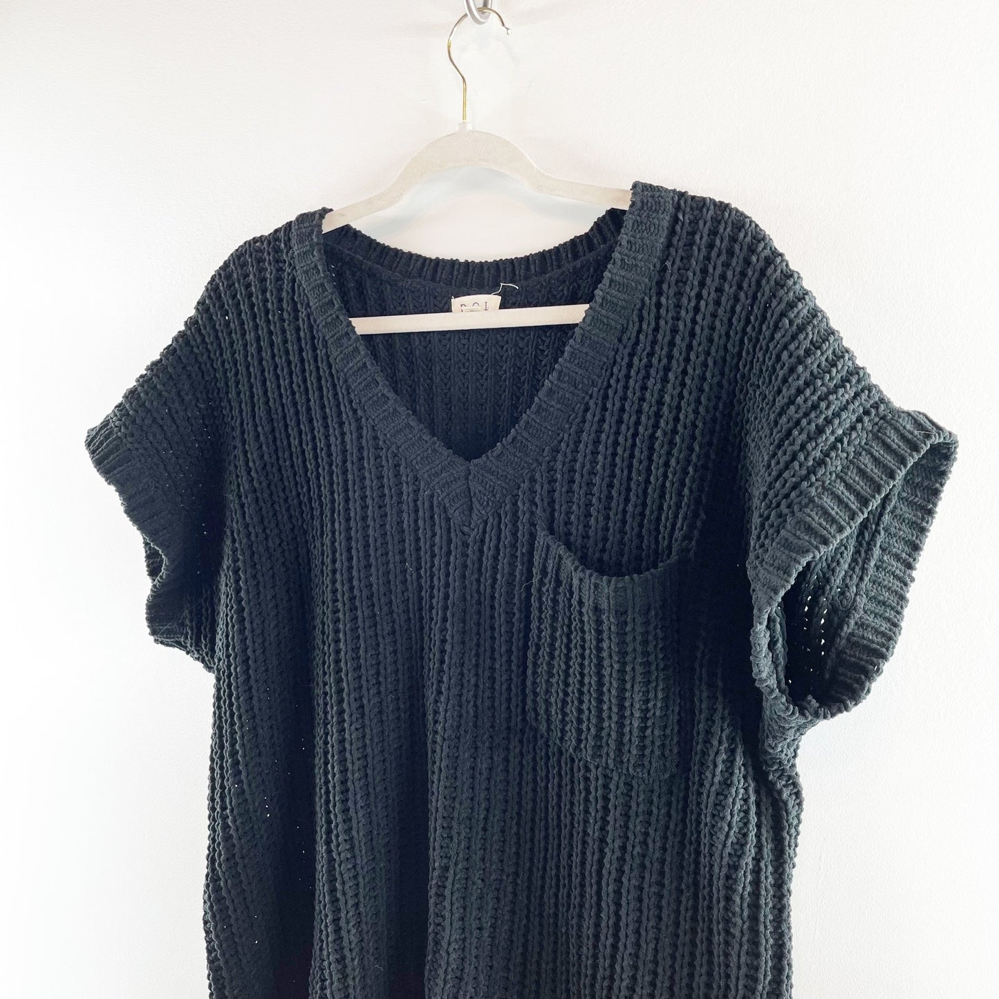 Pol Short Sleeve V-Neckline Sweater Boxy Fit Chunky Knit Hi-Low Hem Black Small