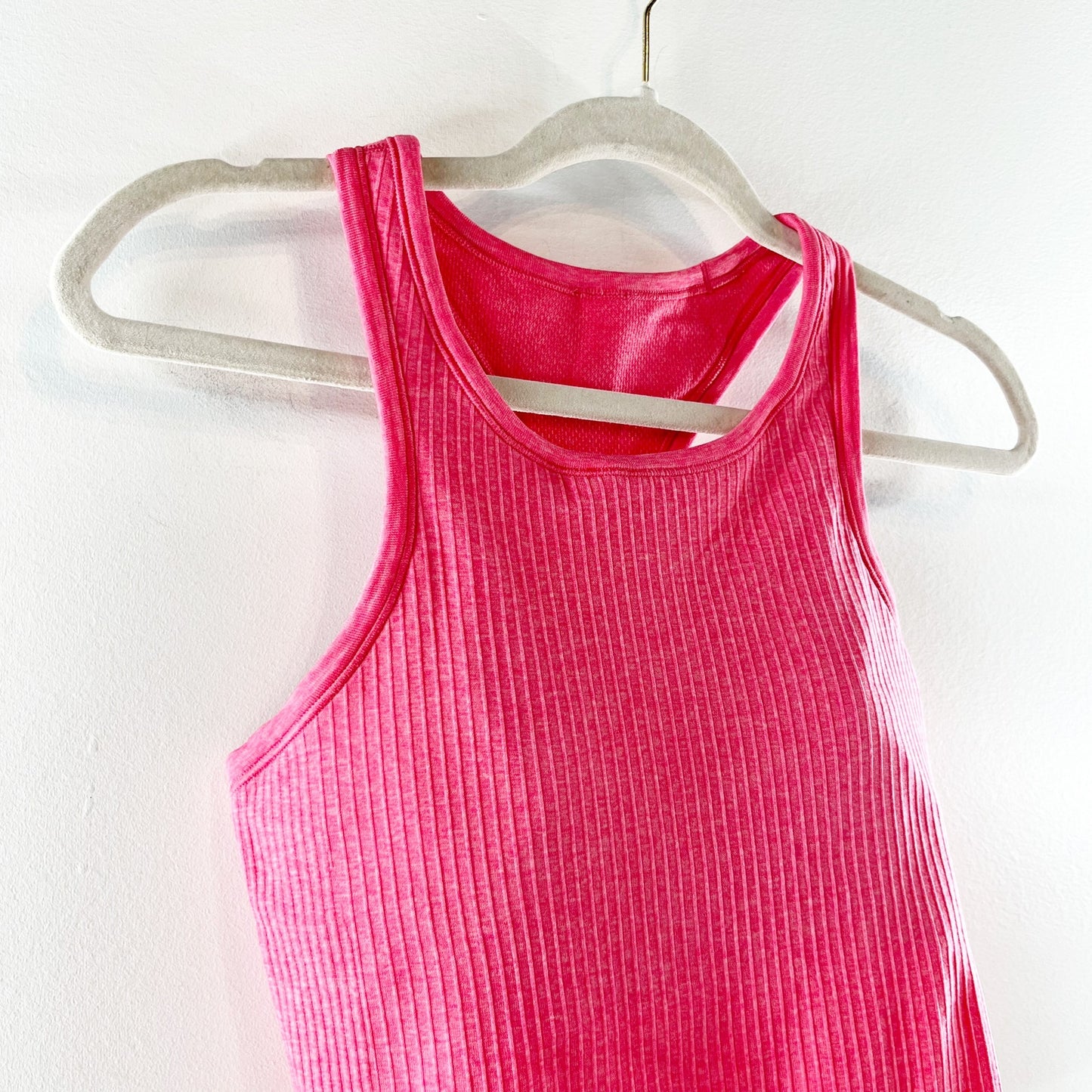 Lululemon Ebb to Street Cropped Racerback Tank Top Lip Gloss 6