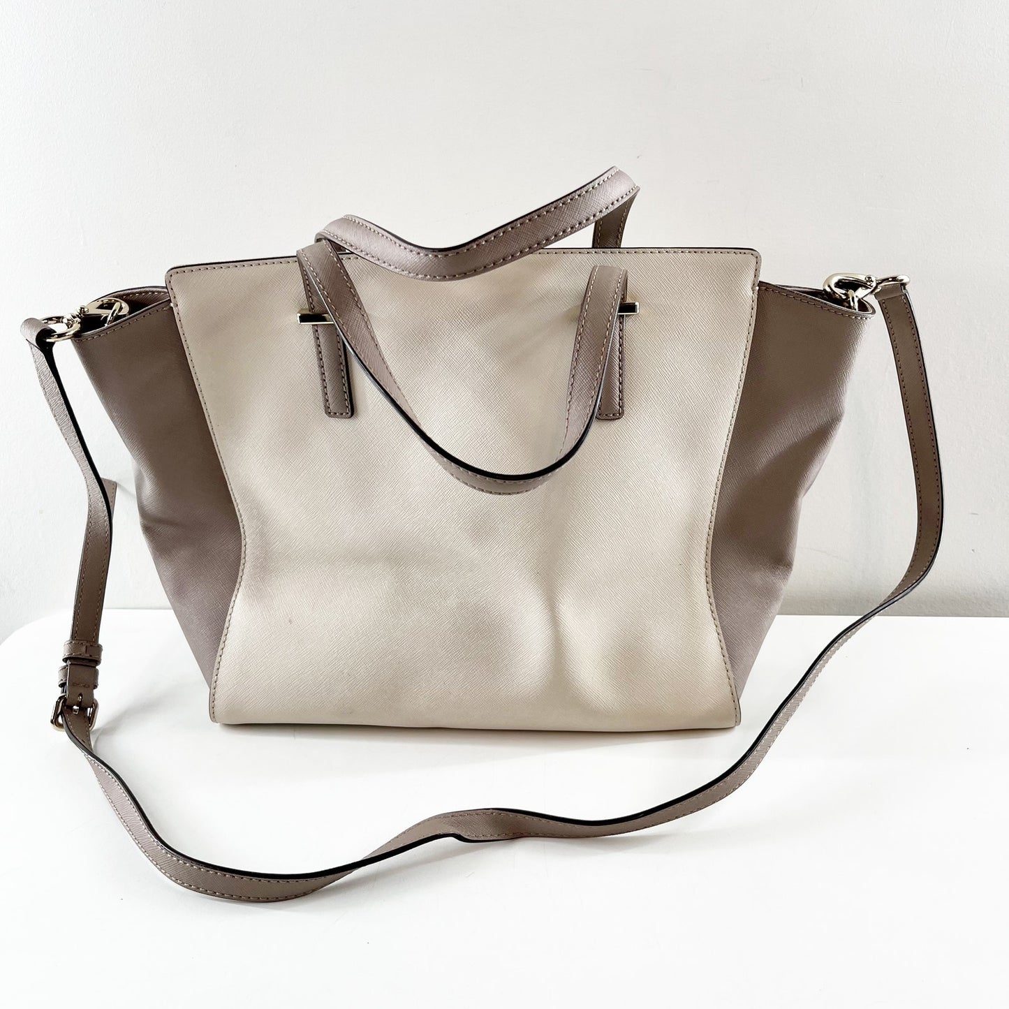 Kate Spade New York Pebble Cedar Street Hayden Handbag Crisp Linen Cement Gold
