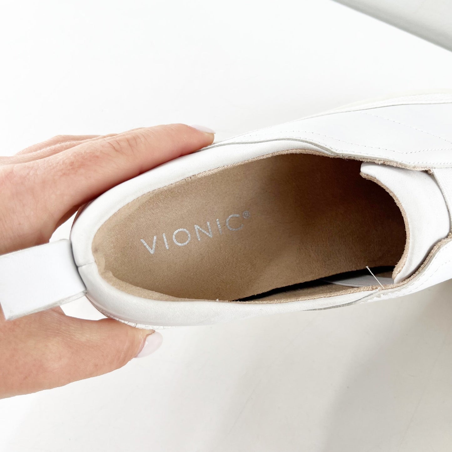 Vionic Zinah Leather Round Toe Flat Slip On Casual Sneaker White 7.5