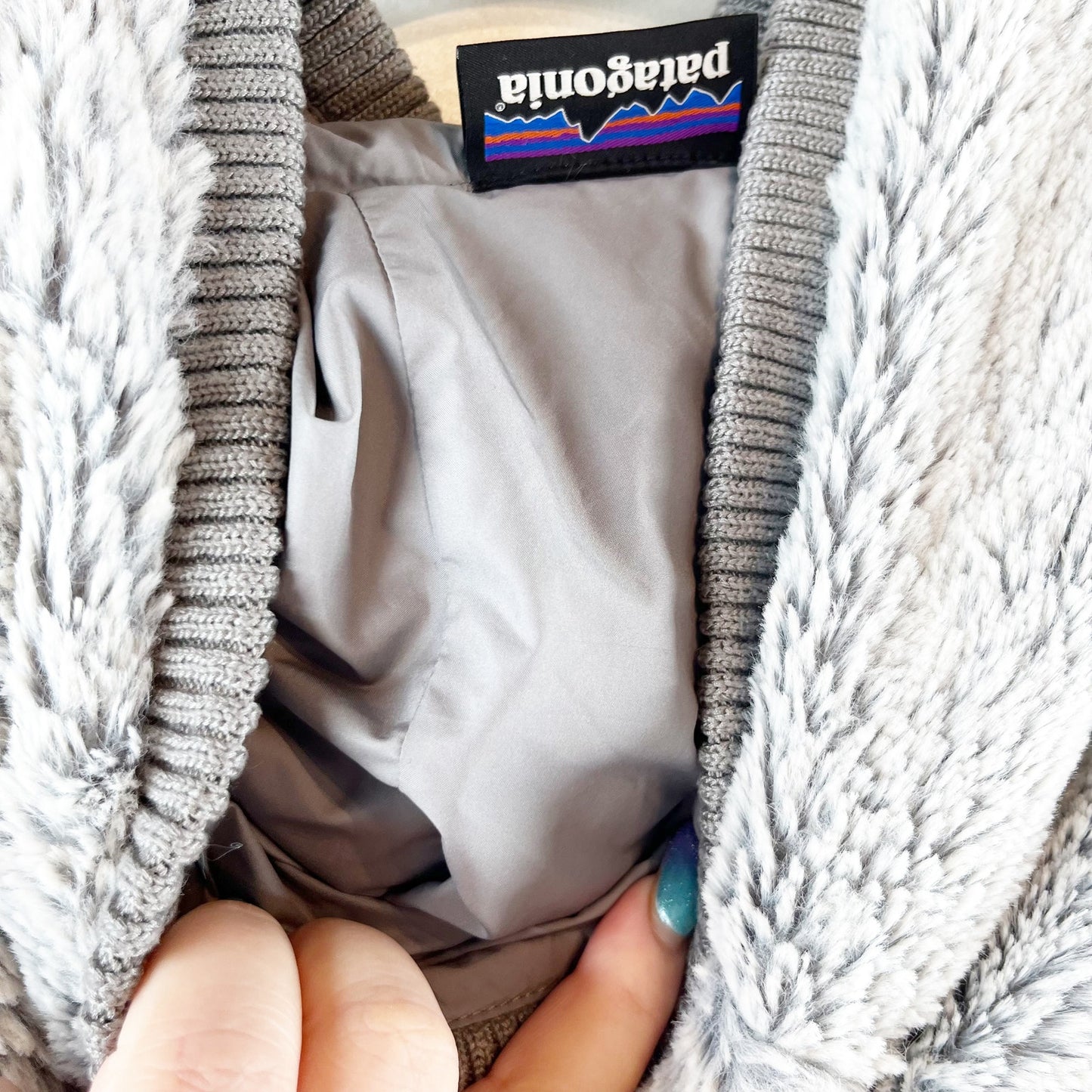 Patagonia Conejo Fuzzy Fleece Faux Fur Hooded Vest Gray Small