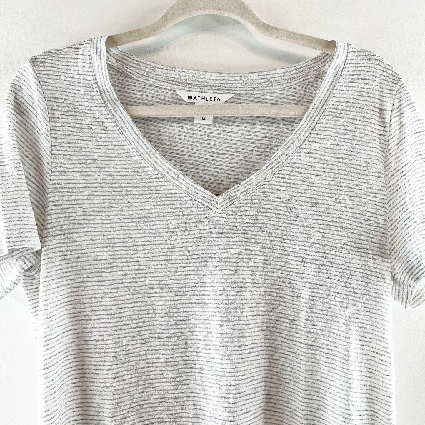 Athleta Breezy Scoop V Neck Short Sleeve Tee Shirt Gray White Stripe Medium