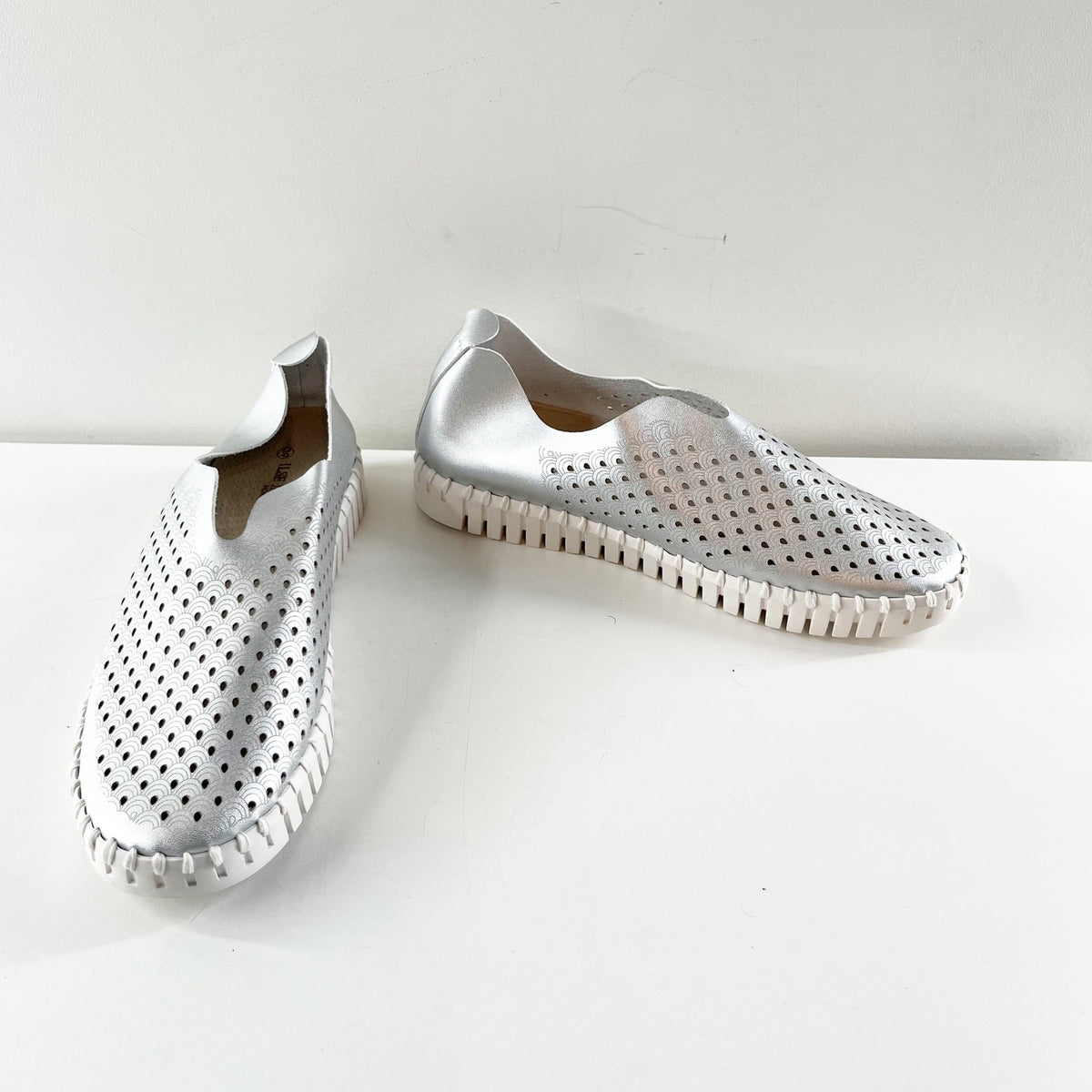 Ilse Jacobsen Tulip Metallic Silver Slip-On Flats 39 / US 8.5