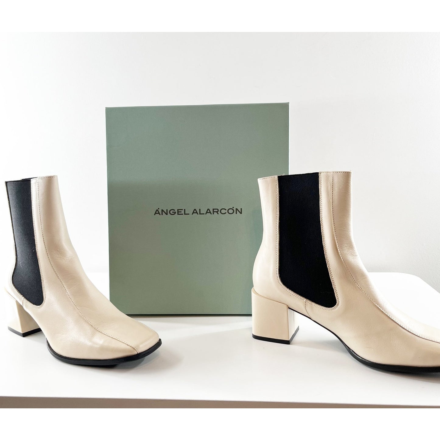 Angel Alarcon Pull On Square Toe Block Heel Chelsea Boots Cream 9