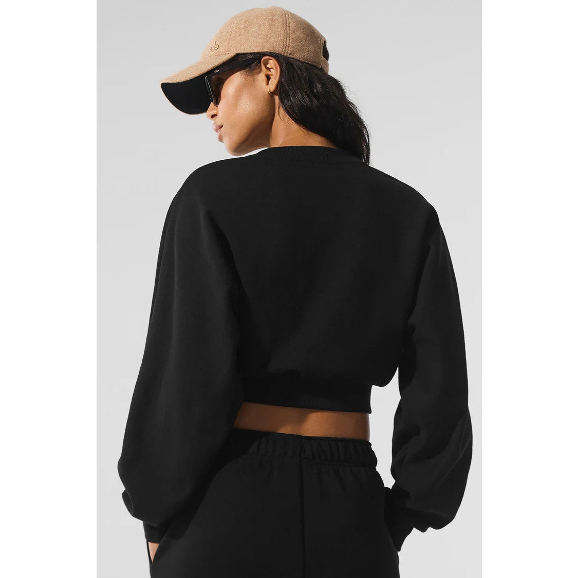 Alo Yoga Accolade Long Sleeve Crewneck Cropped Pullover Sweatshirt Black XS