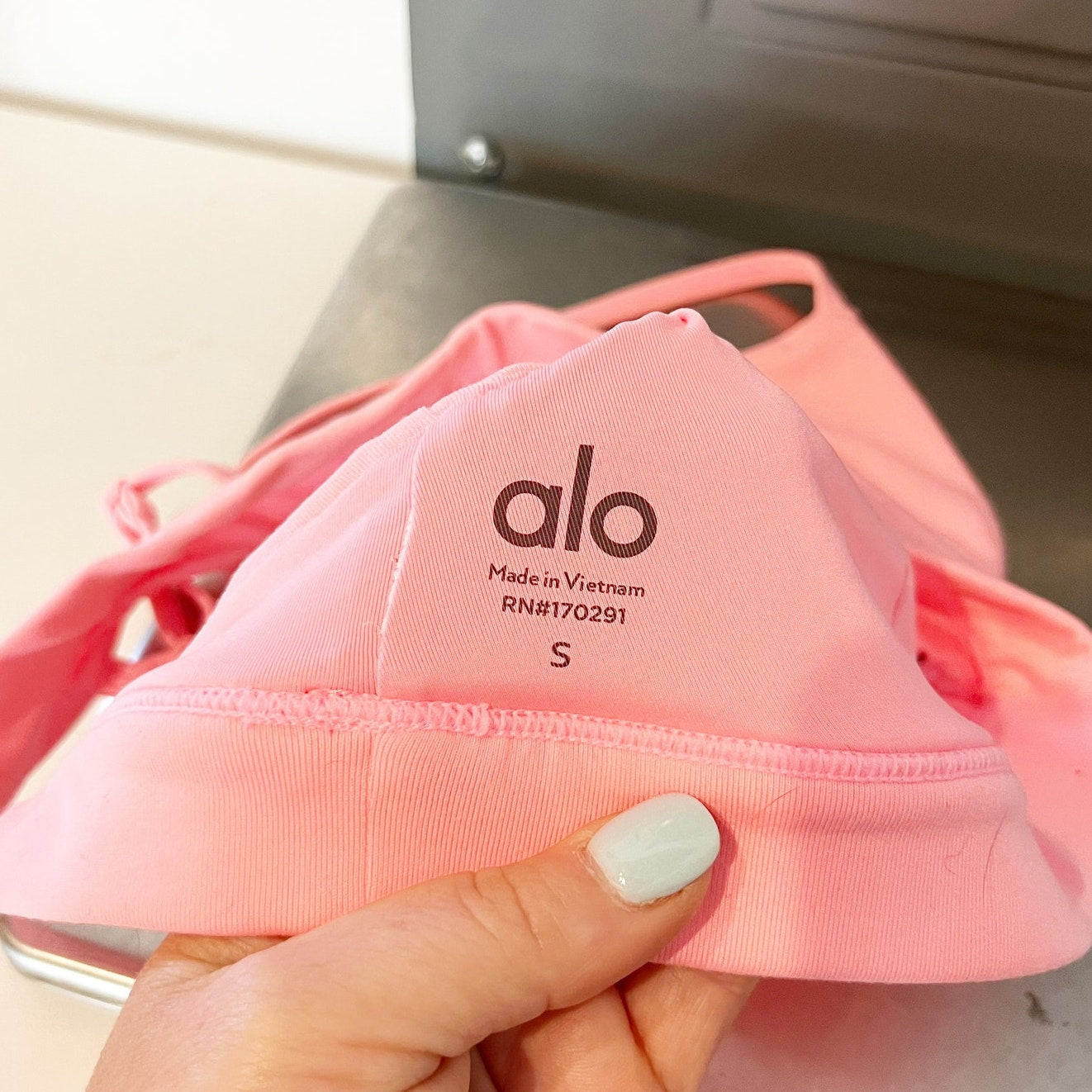 Alo Splendor Bra in Neon Bubblegum Pink Small