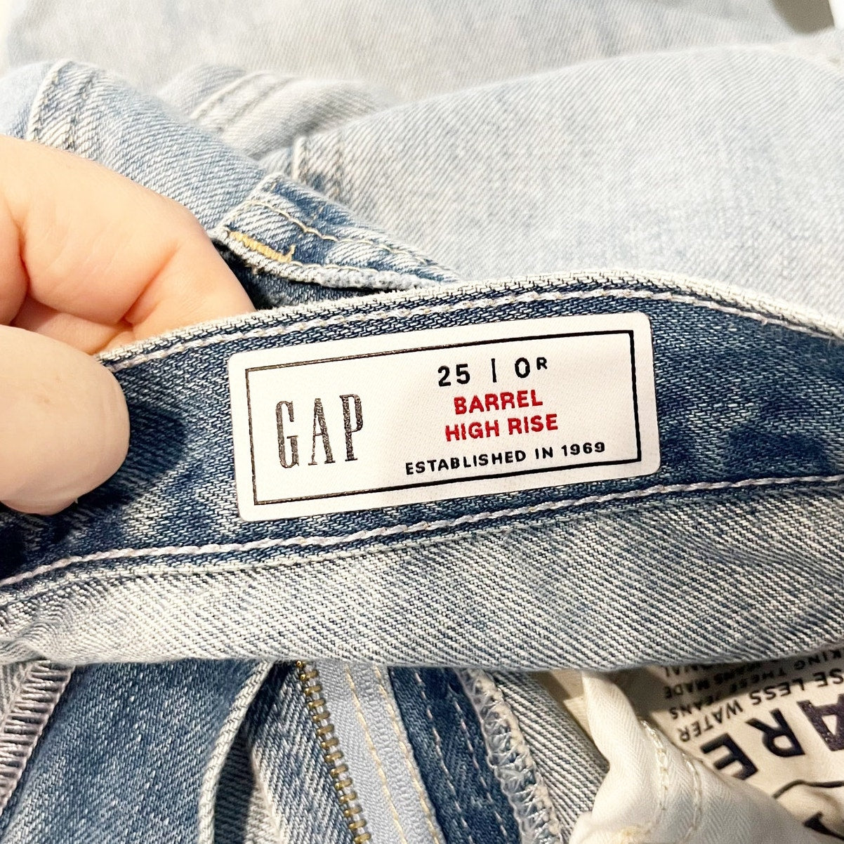 GAP High Rise Distressed Barrel Ankle Jeans Light Wash Blue 25