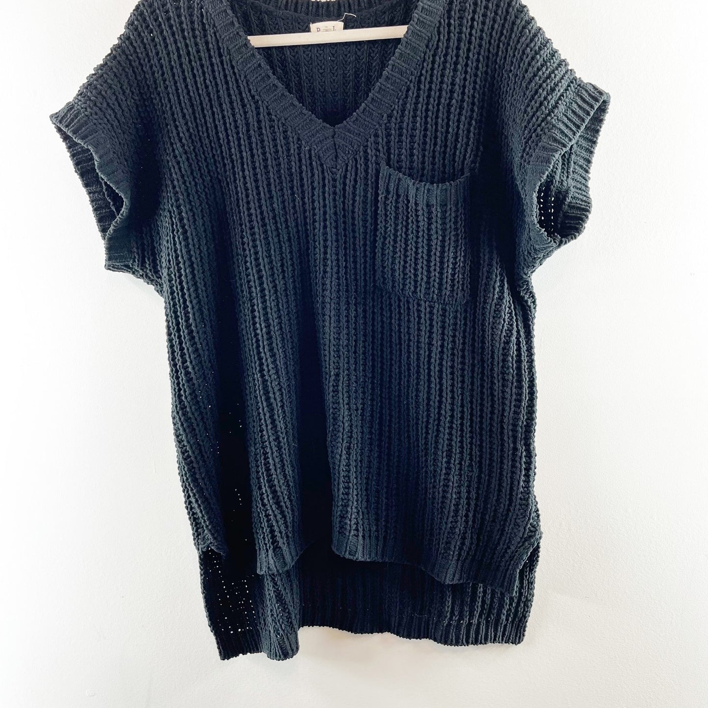 Pol Short Sleeve V-Neckline Sweater Boxy Fit Chunky Knit Hi-Low Hem Black Small