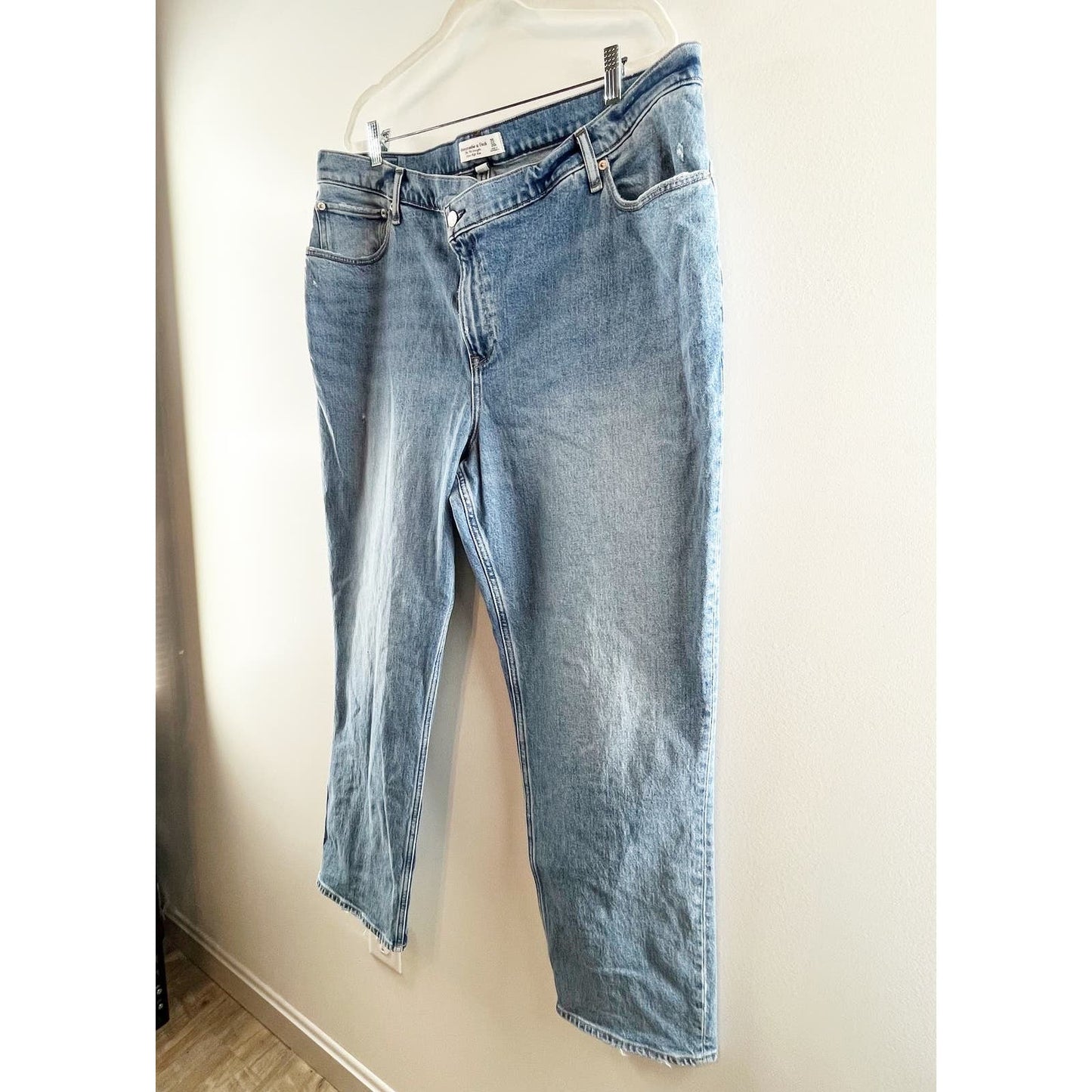 Abercrombie & Fitch 90s Straight Ultra High Rise Curve Love Crossover Waist Jean
