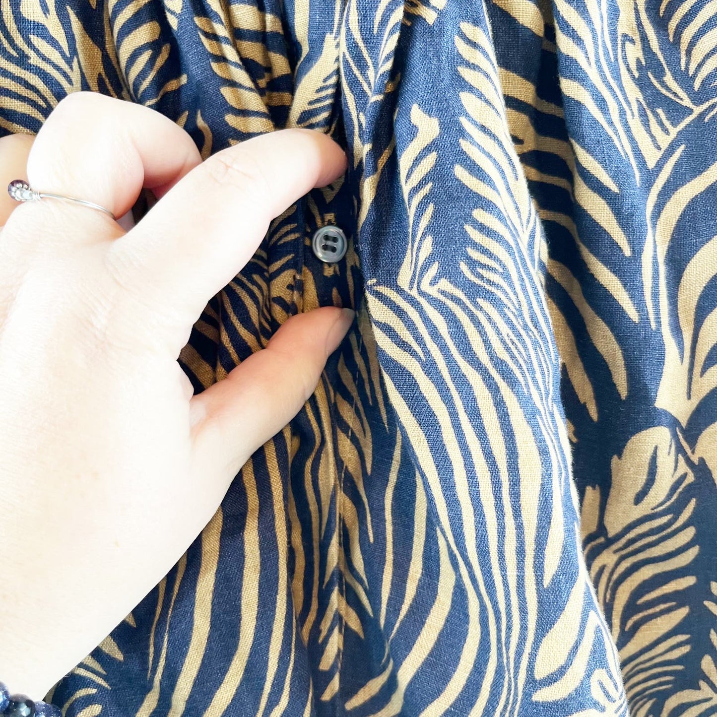 Banana Republic 100% Linen Zebra Print Balloon Sleeve Blouse Tan Blue Small