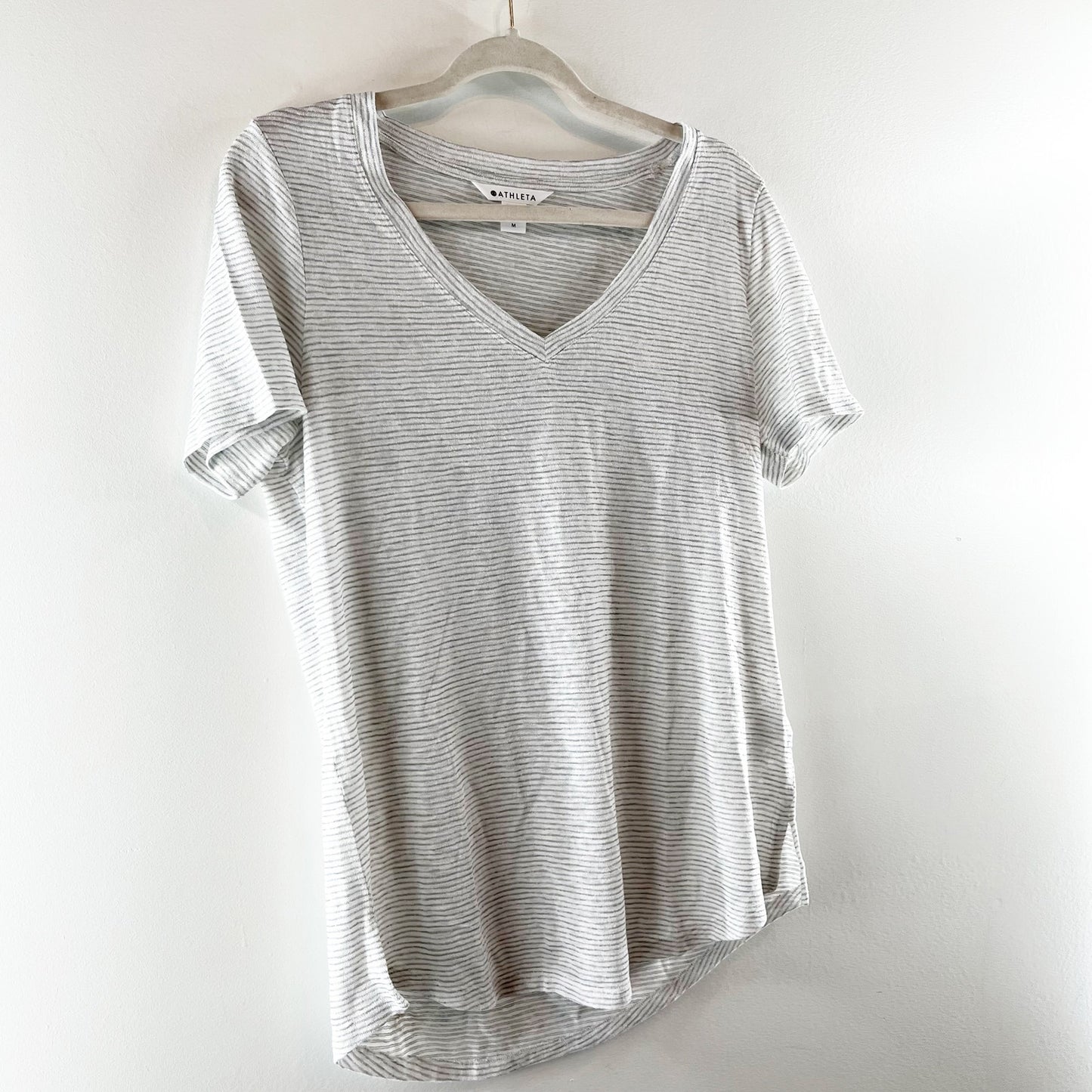 Athleta Breezy Scoop V Neck Short Sleeve Tee Shirt Gray White Stripe Medium