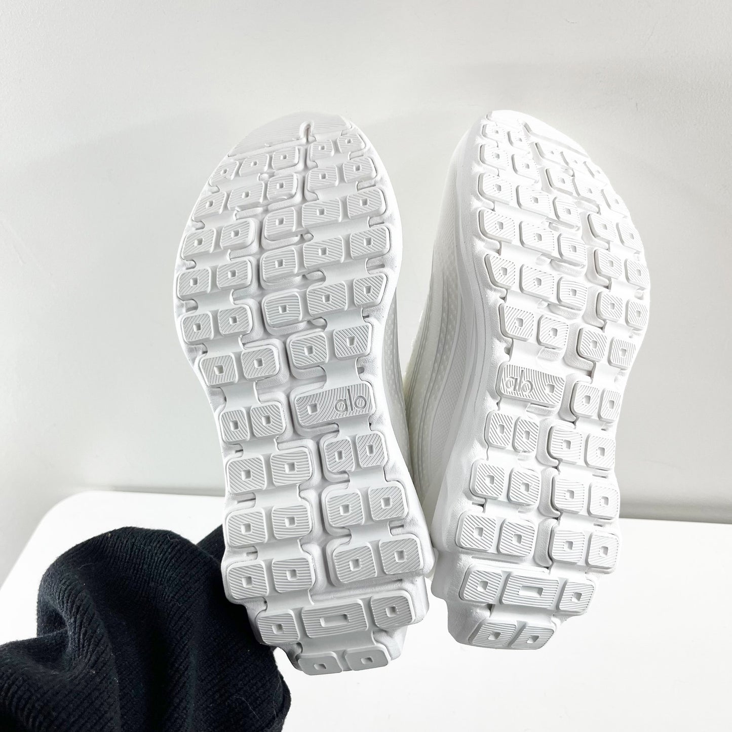 Alo Runner Lace Up Running Performance Shoes Sneakers White 7.5