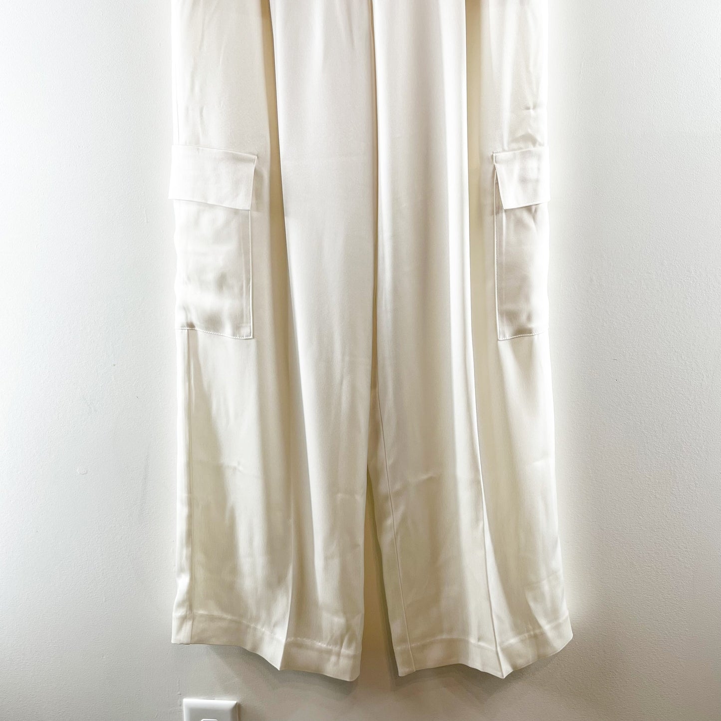 Aritzia Babaton Outgoing Satin Cargo Pants Light Birch Off White Cream 4