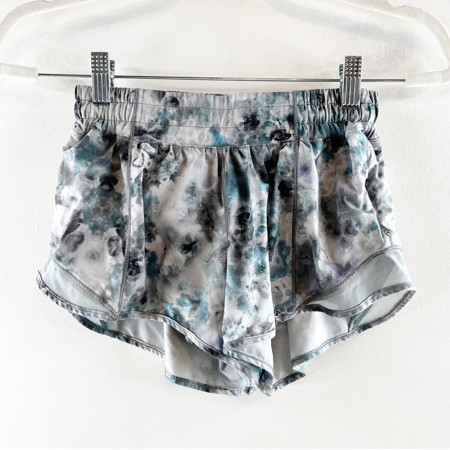 Lululemon Hotty Hot Low Rise Short 2.5" Kaleidofloral Multi Blue Cast 4
