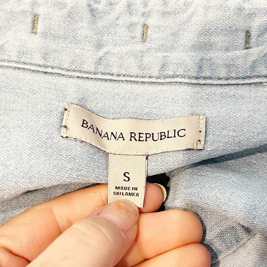 Banana Republic The Long Sleeve Cropped Boxy Fit Denim Chambray Button Up Shirt
