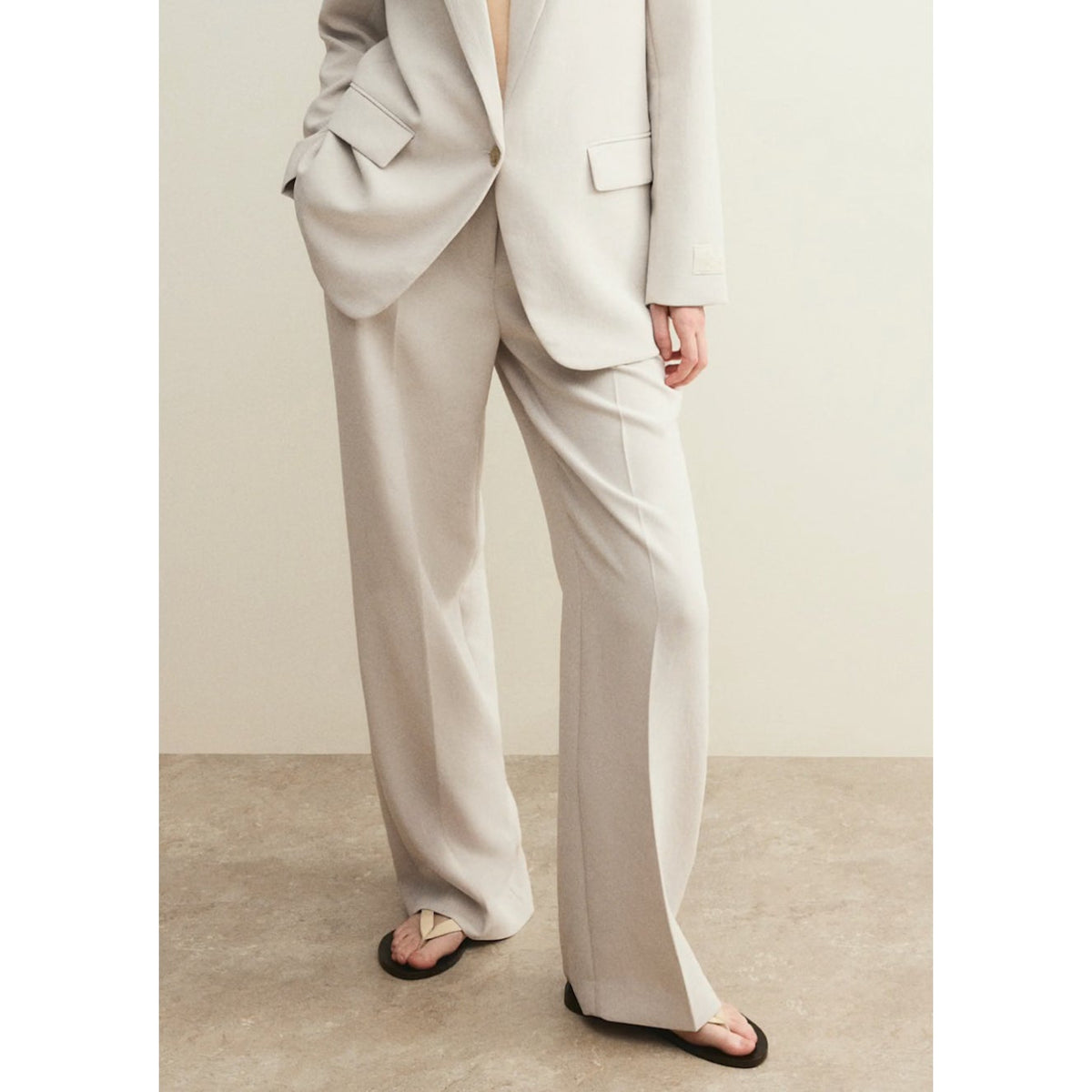 Aritzia The Effortless Pants Trousers Crepette Metropolis Taupe Cream 4