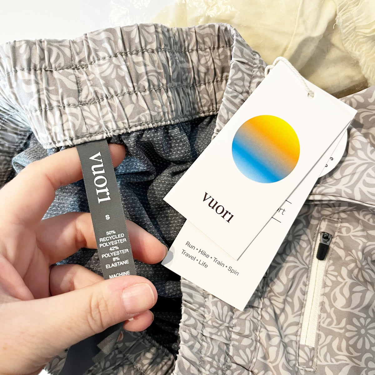 Vuori Clementine Shorts 2.0 Pale Wheat Samba Gray White Small