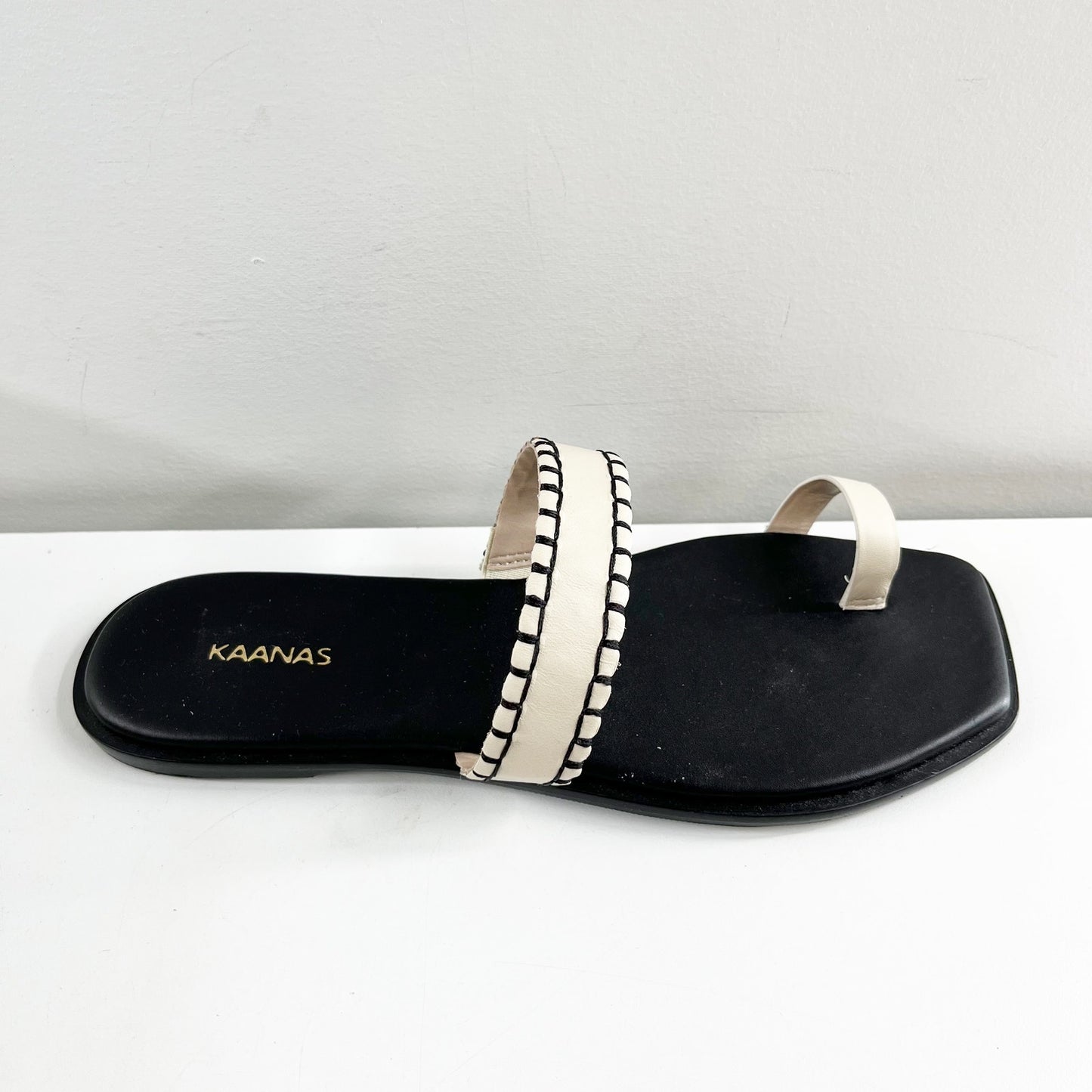 Kaanas Pirita Cowhide Leather Toe Ring Slip On Flat Sandals Black Cream 9